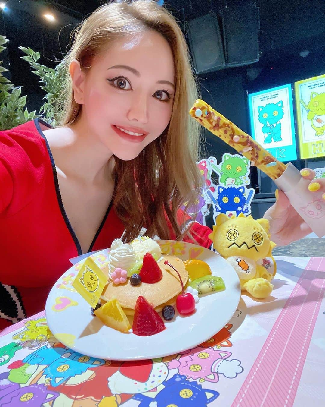 桜ゆみのインスタグラム：「がおっきーカフェ🥞 パンケーキ美味しかった〜💕  ほまたんチュロスは死ぬほど甘くて😹目が覚めた💛笑  特典ステッカーもランダムアクスタも ほまたん一発で自引きできて神すぎた😍🌹  もう一回いきたいくらい楽しかった💓 ぼっちに人権ないから誰かと行きたい😹  #がおっきーのスイーツパーティ  #モーニング娘23 #岡村ほまれ」