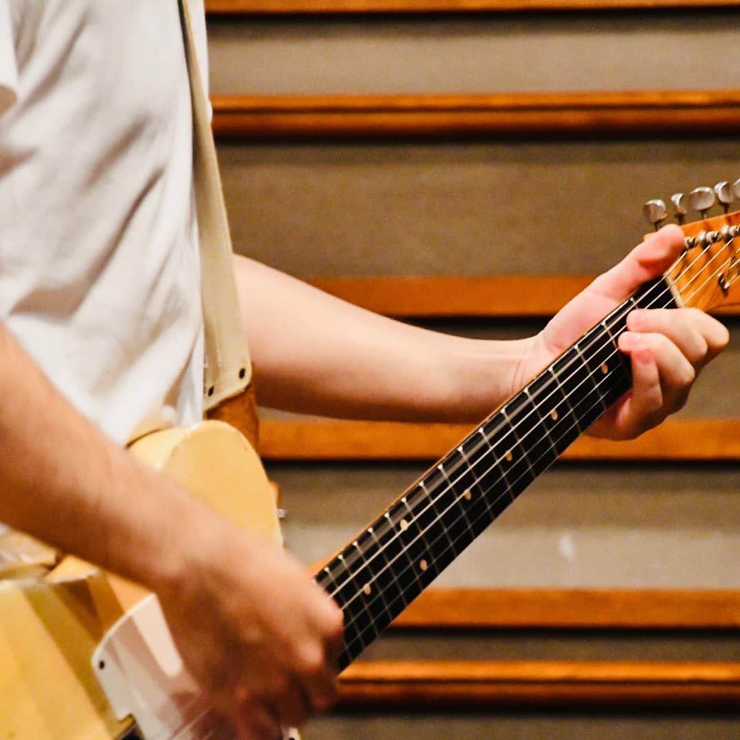 のインスタグラム：「来年2024年1月24日より開催される ファンクラブ限定ツアー 『one room party vol.7』 に向けて3人でリハーサルを開始しています♪  「ここどうやって弾いてたっけ？」などと3人で話しながら練習しています🎸  #backnumber #bn_manager_diary #onerooompartyvol7」