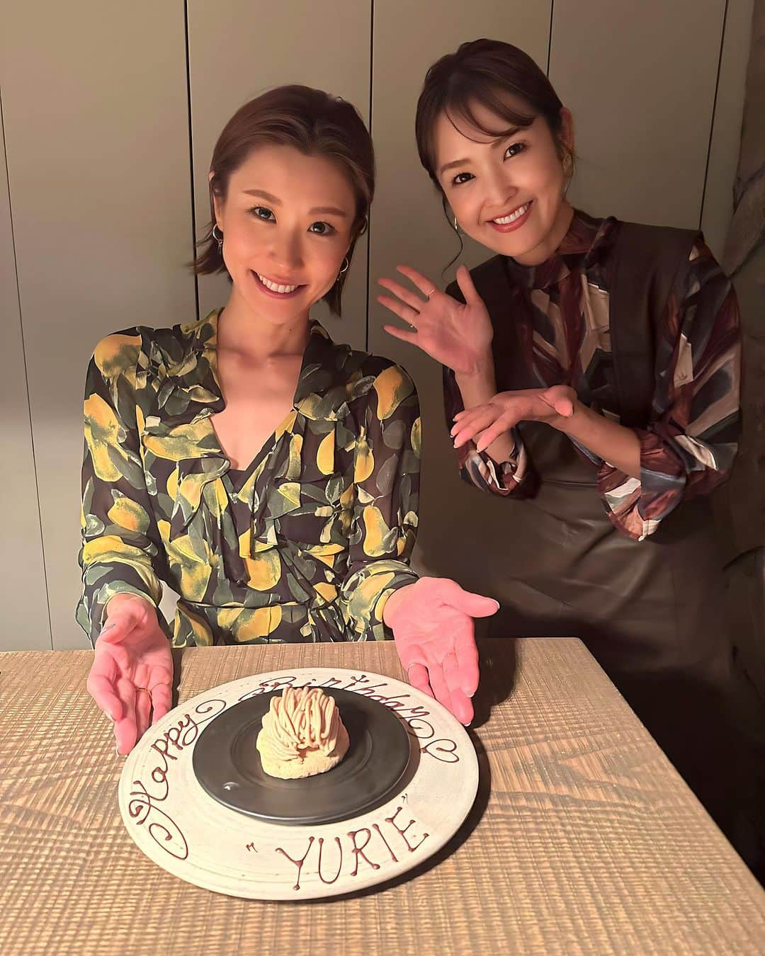 大西暁子さんのインスタグラム写真 - (大西暁子Instagram)「大学生の頃からの 仲良し子のお誕生日🥰  偶然にもお互いに上京し 変わらず過ごせて嬉しいかぎり。  何も無理せず どナチュラルで過ごせる相方だが  会った帰り道は必ず よし！明日から頑張ろうってめちゃ前向きにしてくれます😍  来年の記念イヤーは さらに盛大に祝いやしょうーーー🤤 　  この日は　@restaurant_las  コース料理自体久しぶり😌   美味しい料理に合わせてドリンクを ペアリングしてくれたり大満足❣️  お誕生日おめでっとうっ！！！！  #las #表参道 #フレンチ」11月9日 20時45分 - akiko_onishi11