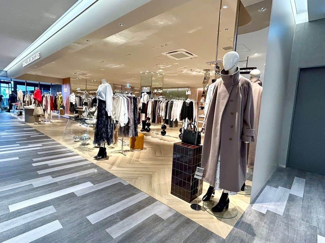 USAGI ONLINEさんのインスタグラム写真 - (USAGI ONLINEInstagram)「USAGI ONLINE STOREが九州エリアに 初出店！ 「USAGI ONLINE STORE アミュプラザ長崎店」が11月10日(金)にオープン🐰✨ ⁡ ⁡ ■オープン初日から8日間限定で、【 MA CARD  FOR GO GREEN ポイントアップキャンペーン】を開催！ 期間中は会員ランクに関わらず 一律でポイント還元率5％となります👏 対象期間：11月10日(金)～ 11月17日(金) ⁡ ■オリジナルノベルティプレゼント！ 税込5,500円以上ご購入の方に、 イラストレーター・foxy illustrations (フォクシー イラストレーションズ) が 特別に描きおろした「バニー」イラストの オリジナルショッパーをプレゼントいたします🐇 ※数量限定のため、なくなり次第終了となります。 ⁡ ■SNIDEL 店舗限定カラーアイテム オープンを記念し、 SNIDELの【深Vニットセットキャミワンピース】 店舗限定カラー・BLACKを数量限定で 販売いたします🖤 ⁡ ⁡ ⁡ __________ ⁡ USAGI ONLINE STORE  アミュプラザ長崎店 ✔️オープン日：2023年11月10日(金) 📍所在地：〒850-0058 長崎県長崎市尾上町1番1号 アミュプラザ長崎 新館2階 🕐営業時間：10:00〜20:00 ☎️：095-895-9630 (営業日より開通) ⁡ 〈取り扱いブランド〉 SNIDEL（スナイデル）/ SNIDEL HOME（スナイデル ホーム）/ FRAY I.D（フレイ アイディー）/ LILY BROWN（リリー ブラウン）/ CELFORD(セルフォード) / Mila Owen (ミラ オーウェン) /emmi (エミ) etc… ⁡ __________ ⁡ #usagionline #ウサギオンライン #usagionlinestore  #ウサギオンラインストア」11月9日 20時46分 - usagionline