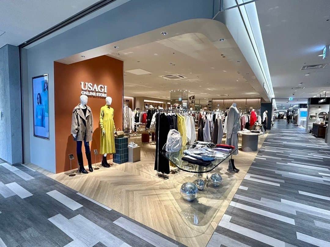 USAGI ONLINEさんのインスタグラム写真 - (USAGI ONLINEInstagram)「USAGI ONLINE STOREが九州エリアに 初出店！ 「USAGI ONLINE STORE アミュプラザ長崎店」が11月10日(金)にオープン🐰✨ ⁡ ⁡ ■オープン初日から8日間限定で、【 MA CARD  FOR GO GREEN ポイントアップキャンペーン】を開催！ 期間中は会員ランクに関わらず 一律でポイント還元率5％となります👏 対象期間：11月10日(金)～ 11月17日(金) ⁡ ■オリジナルノベルティプレゼント！ 税込5,500円以上ご購入の方に、 イラストレーター・foxy illustrations (フォクシー イラストレーションズ) が 特別に描きおろした「バニー」イラストの オリジナルショッパーをプレゼントいたします🐇 ※数量限定のため、なくなり次第終了となります。 ⁡ ■SNIDEL 店舗限定カラーアイテム オープンを記念し、 SNIDELの【深Vニットセットキャミワンピース】 店舗限定カラー・BLACKを数量限定で 販売いたします🖤 ⁡ ⁡ ⁡ __________ ⁡ USAGI ONLINE STORE  アミュプラザ長崎店 ✔️オープン日：2023年11月10日(金) 📍所在地：〒850-0058 長崎県長崎市尾上町1番1号 アミュプラザ長崎 新館2階 🕐営業時間：10:00〜20:00 ☎️：095-895-9630 (営業日より開通) ⁡ 〈取り扱いブランド〉 SNIDEL（スナイデル）/ SNIDEL HOME（スナイデル ホーム）/ FRAY I.D（フレイ アイディー）/ LILY BROWN（リリー ブラウン）/ CELFORD(セルフォード) / Mila Owen (ミラ オーウェン) /emmi (エミ) etc… ⁡ __________ ⁡ #usagionline #ウサギオンライン #usagionlinestore  #ウサギオンラインストア」11月9日 20時46分 - usagionline