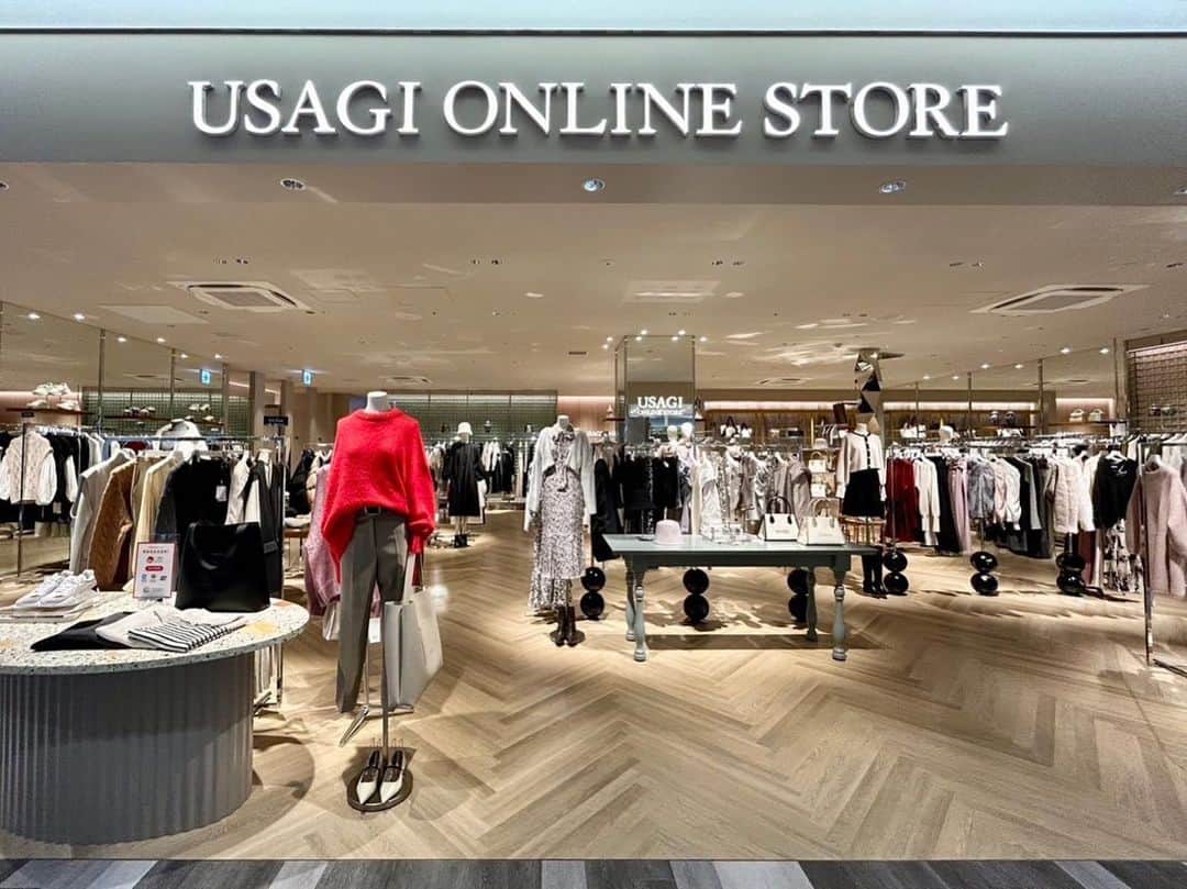 USAGI ONLINEさんのインスタグラム写真 - (USAGI ONLINEInstagram)「USAGI ONLINE STOREが九州エリアに 初出店！ 「USAGI ONLINE STORE アミュプラザ長崎店」が11月10日(金)にオープン🐰✨ ⁡ ⁡ ■オープン初日から8日間限定で、【 MA CARD  FOR GO GREEN ポイントアップキャンペーン】を開催！ 期間中は会員ランクに関わらず 一律でポイント還元率5％となります👏 対象期間：11月10日(金)～ 11月17日(金) ⁡ ■オリジナルノベルティプレゼント！ 税込5,500円以上ご購入の方に、 イラストレーター・foxy illustrations (フォクシー イラストレーションズ) が 特別に描きおろした「バニー」イラストの オリジナルショッパーをプレゼントいたします🐇 ※数量限定のため、なくなり次第終了となります。 ⁡ ■SNIDEL 店舗限定カラーアイテム オープンを記念し、 SNIDELの【深Vニットセットキャミワンピース】 店舗限定カラー・BLACKを数量限定で 販売いたします🖤 ⁡ ⁡ ⁡ __________ ⁡ USAGI ONLINE STORE  アミュプラザ長崎店 ✔️オープン日：2023年11月10日(金) 📍所在地：〒850-0058 長崎県長崎市尾上町1番1号 アミュプラザ長崎 新館2階 🕐営業時間：10:00〜20:00 ☎️：095-895-9630 (営業日より開通) ⁡ 〈取り扱いブランド〉 SNIDEL（スナイデル）/ SNIDEL HOME（スナイデル ホーム）/ FRAY I.D（フレイ アイディー）/ LILY BROWN（リリー ブラウン）/ CELFORD(セルフォード) / Mila Owen (ミラ オーウェン) /emmi (エミ) etc… ⁡ __________ ⁡ #usagionline #ウサギオンライン #usagionlinestore  #ウサギオンラインストア」11月9日 20時46分 - usagionline