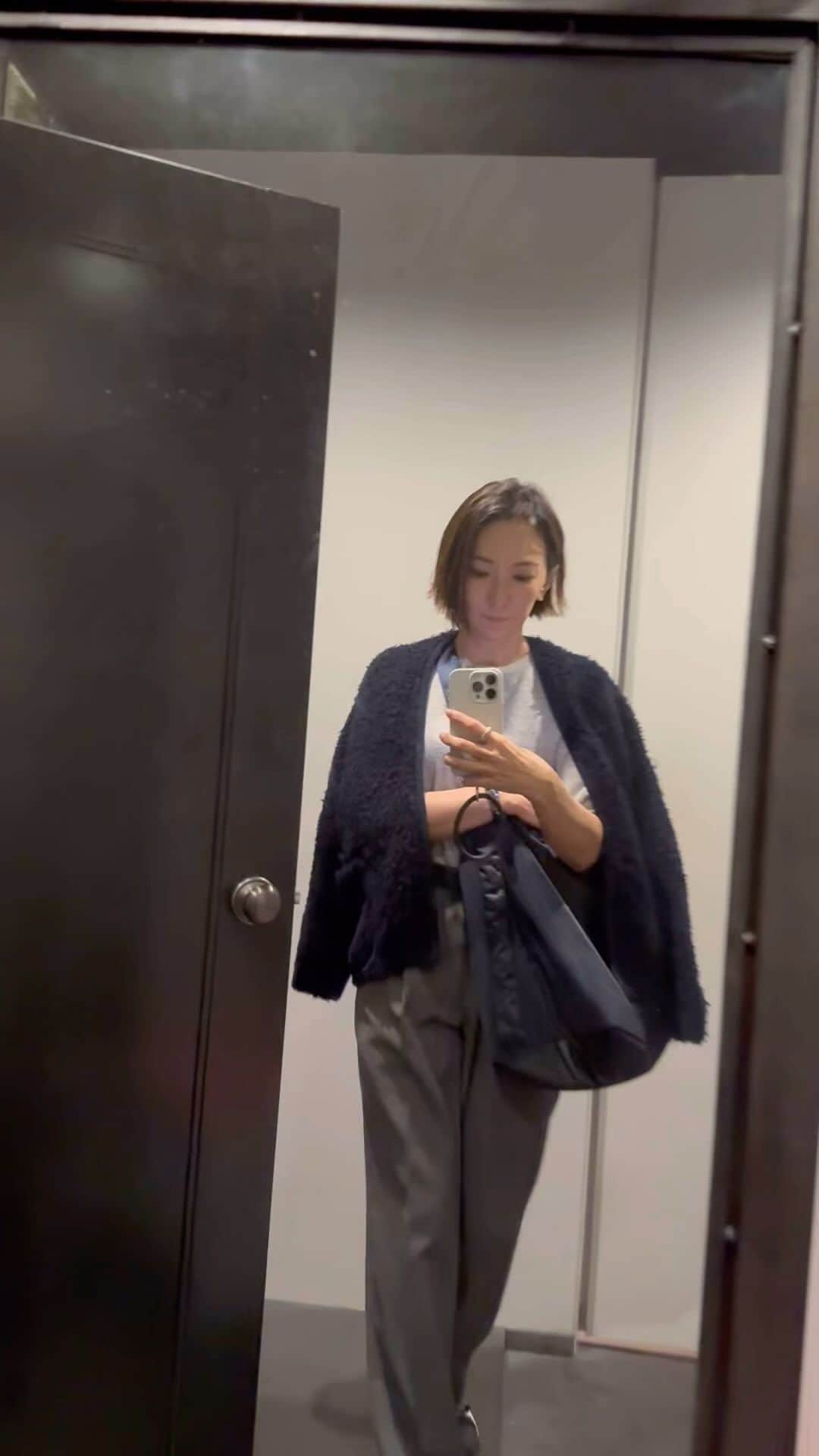 高橋志津奈のインスタグラム：「今日は死ぬほど寝不足な中原稿終わらせてzoom打ち合わせして午後は展示会と編集部。 これまたハードな1日でしたが、バッグが軽いはかなりのストレスフリー✨　@verystore_jp で発売中！ . #shizunascoordinate」