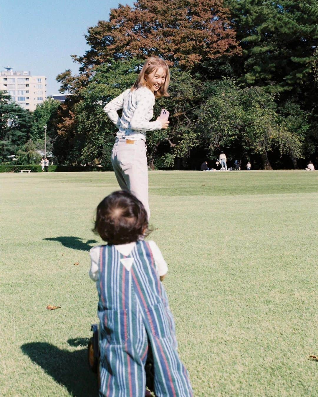 Ami さんのインスタグラム写真 - (Ami Instagram)「大好きなまりんこちゃんと秋ピクニック🍁  またまた素敵な写真をいっぱい撮ってくれて嬉しすぎる😭💕  途中疲れて爆睡してたから、勝手にカメラのシャッターを一枚切らせてもらったよ📸✌️w  またピクニックしよーねっ🎵 @marinko5589 💖」11月9日 20時46分 - ami_dream05