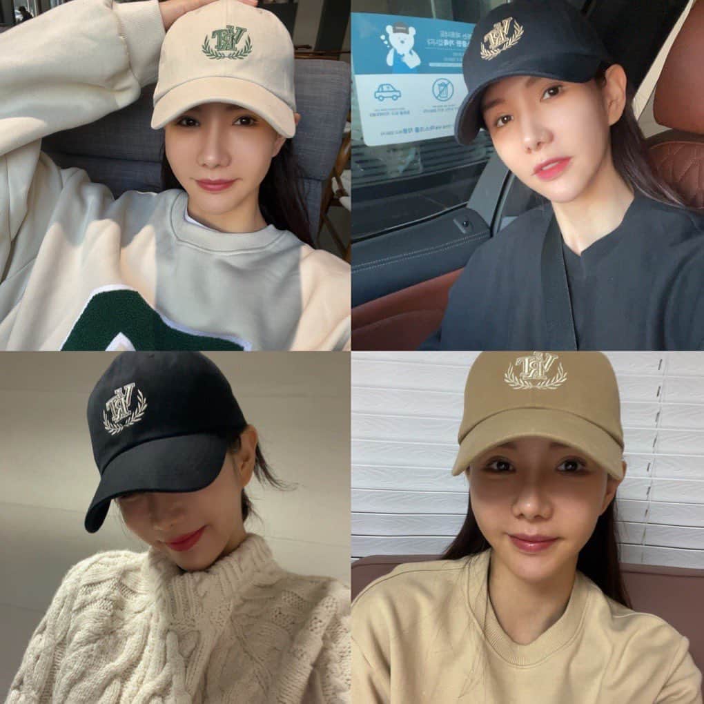 ジョンアのインスタグラム：「색상 고민하시는 분들이 많으시네요^^ 사실 저도 4가지 컬러가 다 없었다면 고민했을꺼 같아요~🤔 그리고 일단 배송이 빨라서  일찍 받아보신분들이  다른색상을 또 구매하신경우가 너무 많더라구요~👍🏻 거봐요~ ! 제가 이거 핏 디자인 최고라고 했죠오?😁 그리고 모자를 잘못쓰면 오히려 얼굴이 더 커보이거나 안예뻐보일수 있거든요? 근데 받아보시고 딱 써보시는 순간 머리 착 감기는  느낌 드실꺼예요~‼️ 너무 깊지도 않고 짧지도 않는 느낌✨ 그리고 모자 뒤에 사이즈.조절하는 부분이 가죽으로  되어있어서 훨씬 고급진 느낌 나는것 같아요~! 오늘 12시 마감인거 아시죠? 달려 달려🏃🏻‍♀️🏃🏃‍♂️」