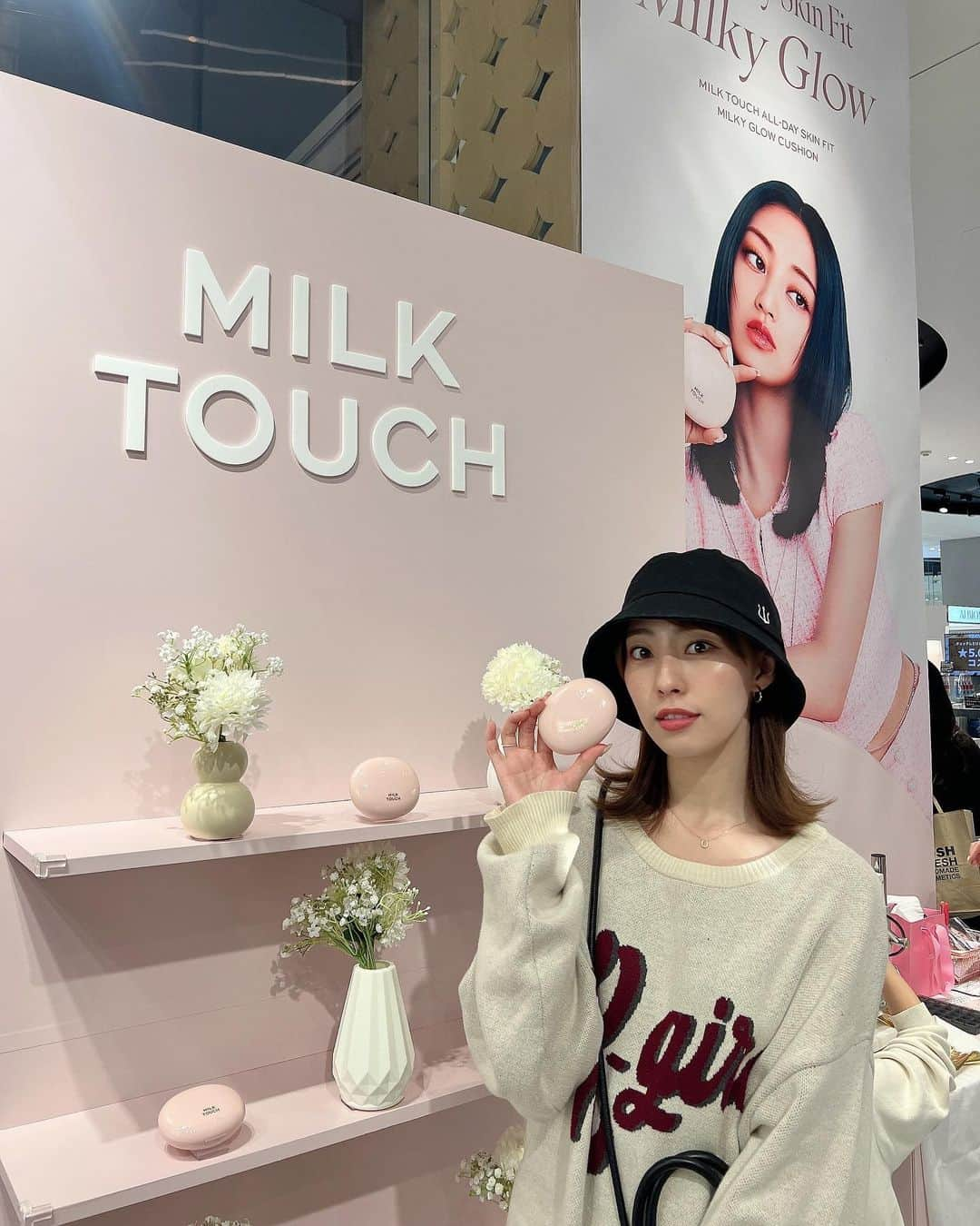 藤江れいなさんのインスタグラム写真 - (藤江れいなInstagram)「♡ MILK TOUCHの POP-UPに行って来ました😊  "白玉肌"に仕上がる TRAIl-Day Skin Hit Milky Glow Cushion ミルクタッチの新作クッション♥  “グルタチオン "や”ヒアルロン酸"などが配合された 美容液ベースのクッションファンデーション。  今日早速使ってみたんだけど、 ツヤ感も持続するし保湿力もあってかなり好み🫶 もう既に虜です🥰🥰🥰  @milktouch_japan   #milktouch #クッションファンデ #白玉肌 #韓国コスメ」11月9日 20時47分 - 01nyan0201