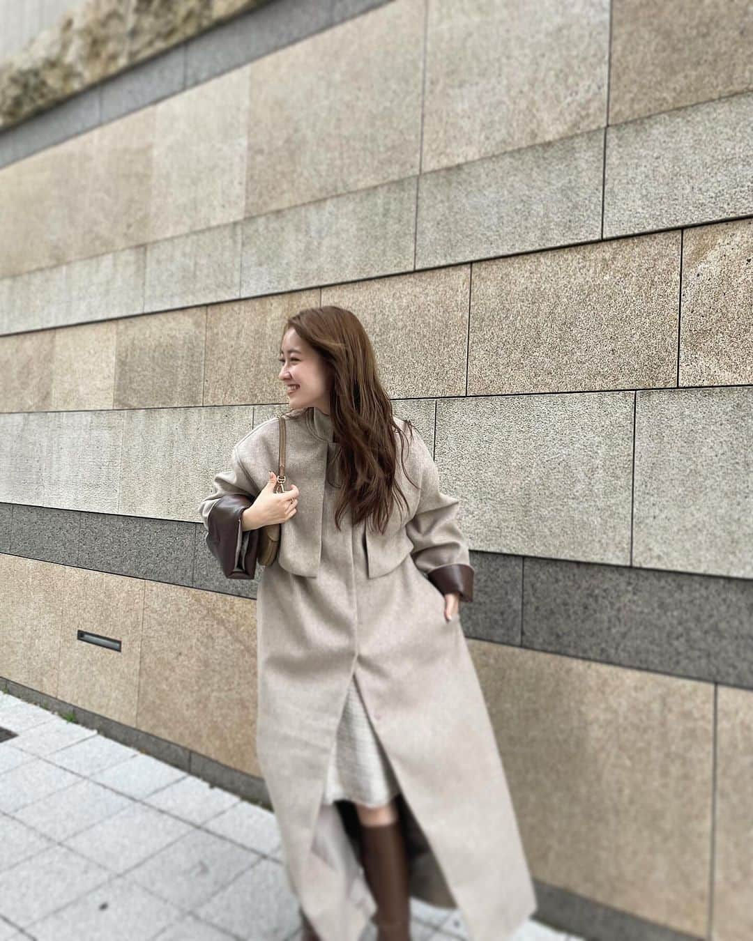 大野愛友佳さんのインスタグラム写真 - (大野愛友佳Instagram)「今季のnew coat🧥 @lawgy_official   一見、シンプルにみえるけど一癖ある形が◎ レザーがちらっと見えるお袖もすき♡  冬はこのくらいシンプルで、 着回しやすいcoatが1着あると 様々なシーンに馴染むから助かるの✨  #eim23FW #lawgy #2023aw」11月9日 20時48分 - ohnoayuka