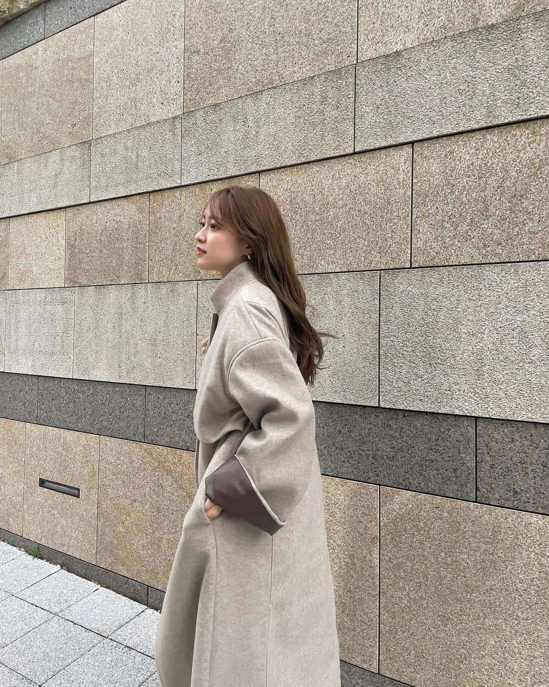 大野愛友佳のインスタグラム：「今季のnew coat🧥 @lawgy_official   一見、シンプルにみえるけど一癖ある形が◎ レザーがちらっと見えるお袖もすき♡  冬はこのくらいシンプルで、 着回しやすいcoatが1着あると 様々なシーンに馴染むから助かるの✨  #eim23FW #lawgy #2023aw」