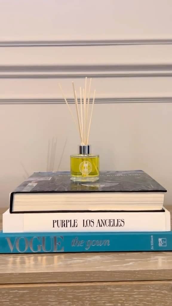Neal's Yard Remediesのインスタグラム：「Infuse your home with our NEW, limited edition Christmas diffuser: Mandarin & Clove.🍊🎁 🕯️   Let the soothing, fruity notes of mandarin and the comforting, warm embrace of clove transport you into a calming winter wonderland.    Prefer an e-diffuser? Try our Mandarin & Clove aroma blend instead.」