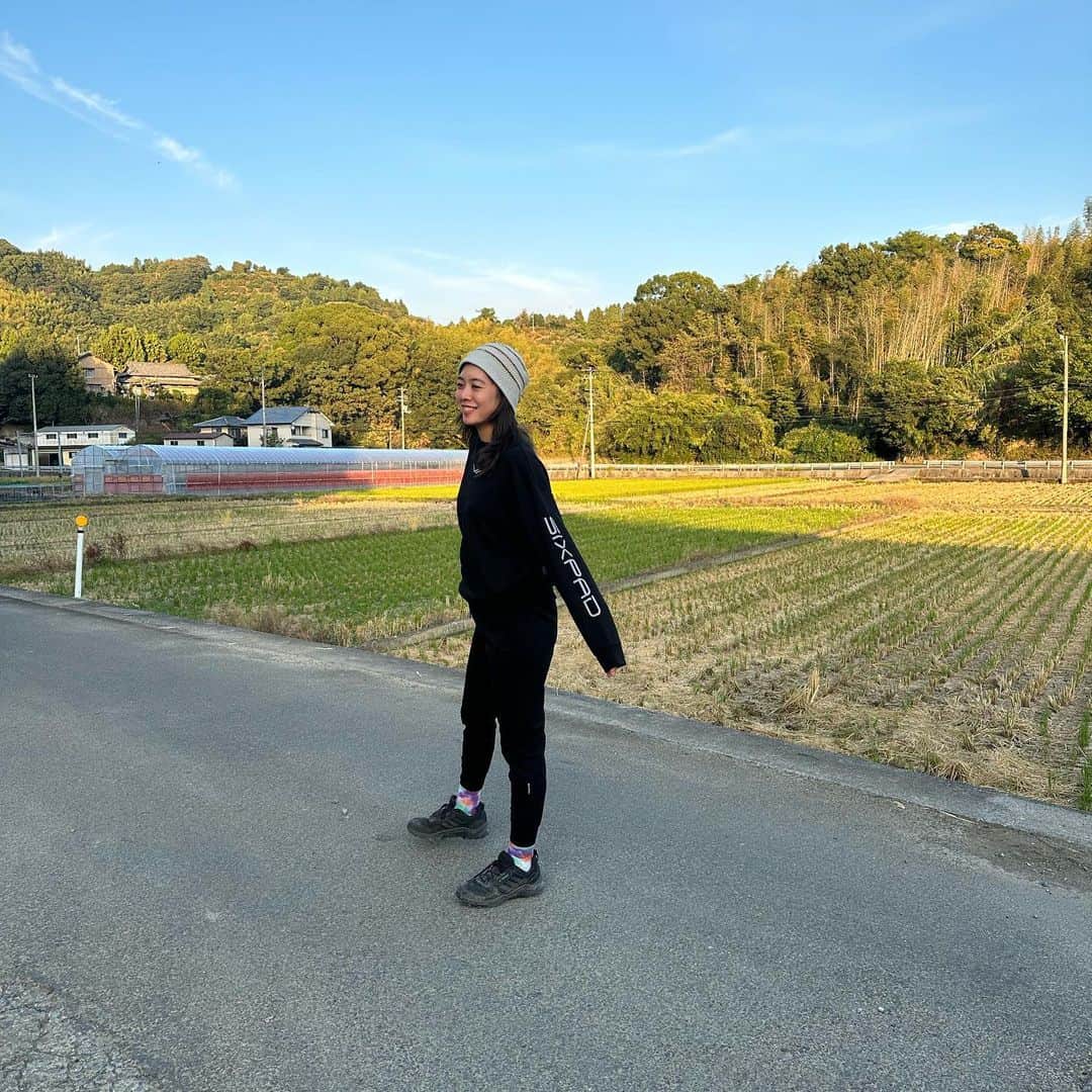 Asano Minamiさんのインスタグラム写真 - (Asano MinamiInstagram)「疲れた日に絶対着たい！！ @sixpad_official のリカバリーウェアは、 一般医療機器なだけあって着たら筋肉のコリが緩和されて疲労回復効果を実感してます！  農作業の後、これを着て過ごすと次の日疲労が回復しているのが嬉しい💘  #PR #SIXPAD  #RecoveryWear  #リカバリーウェア #疲労回復  #着るだけで疲労回復」11月9日 20時49分 - minami_asano