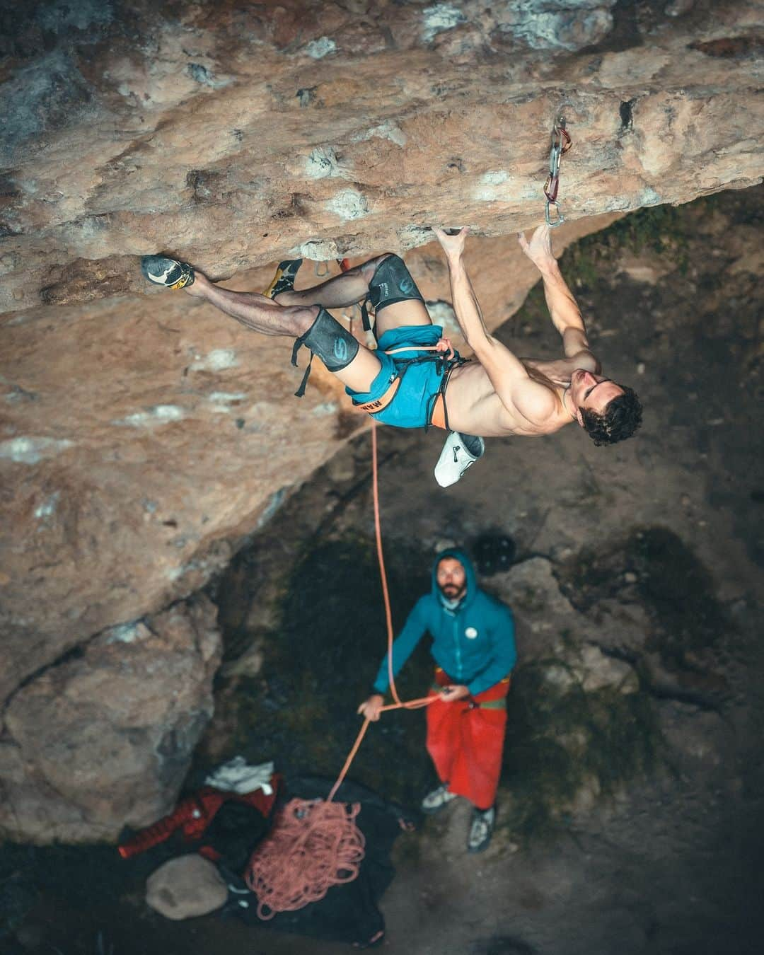 アダム・オンドラさんのインスタグラム写真 - (アダム・オンドラInstagram)「El Gran Bellanco 8c+/ 9a onsight (Montanejos, Spain) 🇪🇸  Very happy to onsight this route that I have had in my mind for quite some time 👌 The execution was perfect, and haven't made any mistakes 👊  And clipping the chain was great, as well as seeing the local climbers from Montanejos being super stoked about that 🤜🤛 Stay tuned about the upcoming video on my YouTube channel 💪  Pics by @pet.phot and @pan_verner   #adamondra #AO #rockclimbing #rockclimber #climbing #climb #climbers #onsight #onsightclimbing #climbinginspiration #climbing_lovers #montanejos #spain   @mammut_swiss1862 @lasportivagram @euroholds @rohlik.cz @mix.it @sensfoods @hudysport @211_zpmvcr @horosvaz.cz @mercedesbenz_autojihlava @sport_invest @olympcsmv Cardion」11月9日 20時49分 - adam.ondra