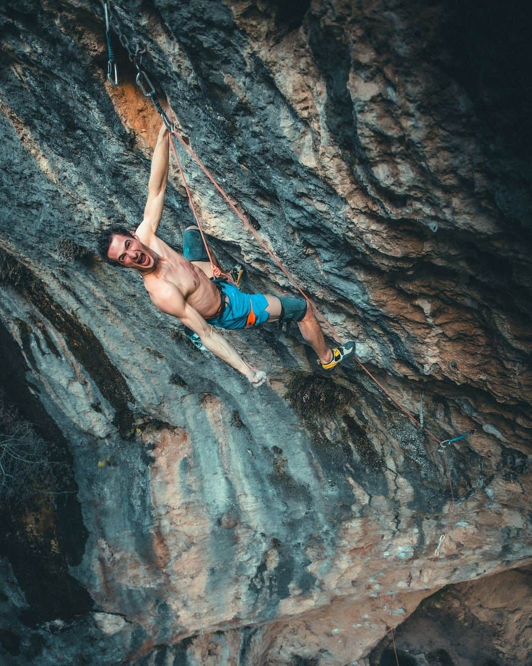 アダム・オンドラのインスタグラム：「El Gran Bellanco 8c+/ 9a onsight (Montanejos, Spain) 🇪🇸  Very happy to onsight this route that I have had in my mind for quite some time 👌 The execution was perfect, and haven't made any mistakes 👊  And clipping the chain was great, as well as seeing the local climbers from Montanejos being super stoked about that 🤜🤛 Stay tuned about the upcoming video on my YouTube channel 💪  Pics by @pet.phot and @pan_verner   #adamondra #AO #rockclimbing #rockclimber #climbing #climb #climbers #onsight #onsightclimbing #climbinginspiration #climbing_lovers #montanejos #spain   @mammut_swiss1862 @lasportivagram @euroholds @rohlik.cz @mix.it @sensfoods @hudysport @211_zpmvcr @horosvaz.cz @mercedesbenz_autojihlava @sport_invest @olympcsmv Cardion」