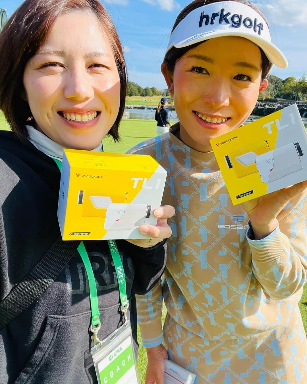 綾田紘子のインスタグラム：「. ひさいスポーツ(@hisai_sports )様より、VOICE CADDIE TL1を提供していただきました！！💕 . もう10年以上使用している骨董品のような距離計からずっと買い替えたいと思っていて、色々調べていたところVOICE CADDIEがとても気になっていたので、今回提供していただけて本当に本当に嬉しいです😭！！！  早速次のラウンドで使用するのが楽しみです😍 ありがとうございました！！！！ . #ひさいスポーツ #voicecaddy #プロゴルファー」