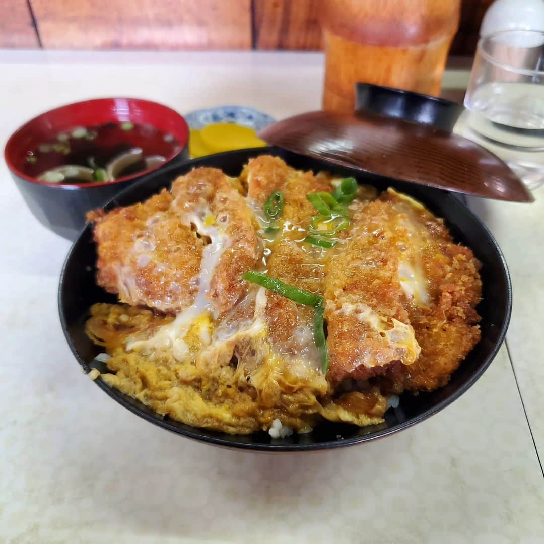 田畑竜介のインスタグラム：「店構えも店内も雰囲気抜群の 『篠栗うどん』へ🍜  どれも美味しそうで迷ったけど カツ丼とちゃんぽんをチョイス🎶  この選択が大正解🎊  いや～美味しかった😋 満腹、満腹💃  次は皿うどんか焼きうどんも食べたいな😆  #篠栗町 #篠栗うどん #カツ丼 #ちゃんぽん」