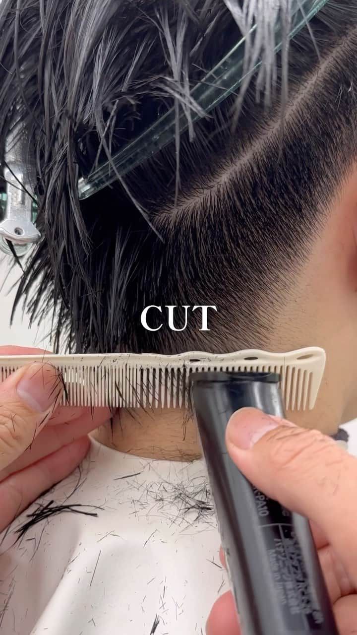 Seiichiro Kawakamiのインスタグラム：「CUT💎 . ➖➖➖➖➖➖➖➖➖➖➖➖➖➖ . 《《　ご予約　》》 【平日】10時～20時 〜【Price】〜 カット_6800円 カラー_8800円 カット＋カラー_12000円 カット＋ダブルカラー_21000円 カット＋3Dハイライト_21000円 カット＋パーマ_13000円 カット＋縮毛矯正_21000円 髪質改善トリートメント_8800円 . ➖➖➖➖➖➖➖➖➖➖➖➖➖➖ . #cut #bob #カット動画 #切 #銀座美容室」