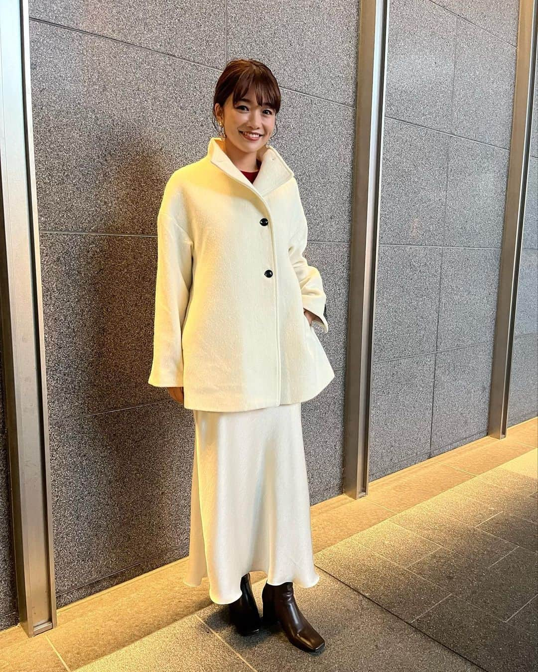 川村茉由さんのインスタグラム写真 - (川村茉由Instagram)「昨日は名古屋の冬のシンボル、 名古屋駅クリスマスイルミネーションの点灯式でした🎅  高さ12mのクリスマスツリー🎄  今年のテーマは、 『THE CRYSTAL CHRISTMAS』✨  演出はあの千葉の舞浜にある テーマパークだったり、 サンリオピューロランドなどの ショー、音楽番組などの演出を 手がけているのやこうすけさん☺️ @kosuke_milspec_eyes   今回のこの名古屋駅の クリスマスツリーの コンセプト作り、ストーリー作り、 オリジナル曲の作詞に、 音楽プロデュースと トータルで演出されています😊  一緒にお仕事できて 光栄でした😌👏  のやさんとダンサーのお2人とも パシャリ📸  12月25日まで毎日、 17時〜23時までの間 1時間に３回、 光の演出が行われます🎉  ぜひ名古屋駅に来られた際は 見てみてくださいね🥰  いやあ〜本当にキレイだった🥹 名古屋駅来るたびに癒されよう🥺🎄✨  名古屋駅の冬のシンボルの 開幕に携わらせて頂けて 幸せでした🤍  今回の衣装、 真っ白なコートは撮影でも お世話になってる @yevs_supply さん🧥 今シーズンの新作です😌  #名古屋駅 #クリスマスツリー #クリスマスイルミネーション #名古屋駅クリスマスイルミネーション #クリスマス #christmas #thecrystalchristmas #fashion #yevs #クリスマスコーデ」11月9日 20時51分 - mayupi_k