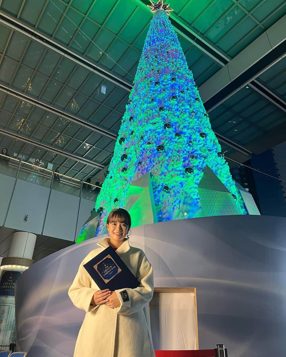 川村茉由さんのインスタグラム写真 - (川村茉由Instagram)「昨日は名古屋の冬のシンボル、 名古屋駅クリスマスイルミネーションの点灯式でした🎅  高さ12mのクリスマスツリー🎄  今年のテーマは、 『THE CRYSTAL CHRISTMAS』✨  演出はあの千葉の舞浜にある テーマパークだったり、 サンリオピューロランドなどの ショー、音楽番組などの演出を 手がけているのやこうすけさん☺️ @kosuke_milspec_eyes   今回のこの名古屋駅の クリスマスツリーの コンセプト作り、ストーリー作り、 オリジナル曲の作詞に、 音楽プロデュースと トータルで演出されています😊  一緒にお仕事できて 光栄でした😌👏  のやさんとダンサーのお2人とも パシャリ📸  12月25日まで毎日、 17時〜23時までの間 1時間に３回、 光の演出が行われます🎉  ぜひ名古屋駅に来られた際は 見てみてくださいね🥰  いやあ〜本当にキレイだった🥹 名古屋駅来るたびに癒されよう🥺🎄✨  名古屋駅の冬のシンボルの 開幕に携わらせて頂けて 幸せでした🤍  今回の衣装、 真っ白なコートは撮影でも お世話になってる @yevs_supply さん🧥 今シーズンの新作です😌  #名古屋駅 #クリスマスツリー #クリスマスイルミネーション #名古屋駅クリスマスイルミネーション #クリスマス #christmas #thecrystalchristmas #fashion #yevs #クリスマスコーデ」11月9日 20時51分 - mayupi_k