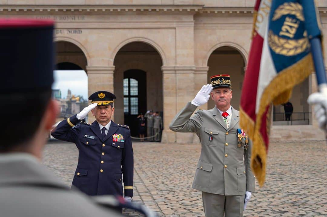 陸上自衛隊のインスタグラム：「🇫🇷🇯🇵森下陸幕長は、１１月５日（日）～１１月９日（木）の間、フランス共和国を公式訪問しました。今次訪問では、シル陸軍参謀長、ジロ軍事大臣官房長との懇談や部隊訪問等を行い、力による一方的な現状変更の試みを許容せず、法の支配に基づく国際秩序を維持するため、日仏の一層の連携が重要であるとの認識で一致しました。本年９月に日仏陸軍種初となる定期的な二国間共同訓練「ブリュネ・タカモリ」を開催する等、日仏陸軍種関係が強化される中、今次訪問を契機としてより一層強固な二国間関係を構築します。  🇫🇷🇯🇵GEN Morishita, Chief of Staff, JGSDF, made an official visit to the French Republic from Nov. 5 to 9. During this visit, he had talks with GEN Schill, Chief of the French Army, and LTG Giraud, Head of the Military Private Office of the Minister of the Armed Forces, and made units’ observation. They agreed that unilateral attempts to change the status quo by force should not be tolerated and JPN-FRA collaboration is vital to maintain international order based on the rule of law. The first regular JPN-FRA bilateral exercise, “Brunet Takamori,” was held by the JGSDF and the French Army last September. Japan will strengthen relationships further with France through this visit, while the relationships b/w the JGSDF and the French Army has been enhanced.  🇫🇷🇯🇵Le Chef d’Etat-Major des Forces Terrestres d’Autodéfense, le GAR Morishita, a effectué une visite officielle en France du dimanche 5 novembre au jeudi 9 novembre. A cette occasion, il s‘est entretenu avec le CEMAT, le GA Schill, et le chef du cabinet militaire du Ministre des Armées, le GCA. Giraud. Il a aussi rendu visite à des soldats et a convenu que la coopération entre le Japon et la France était importante pour maintenir l’ordre international fondé sur l’Etat de droit afin d’empêcher les tentatives unilatérales de modifier le statu quo par la force. Alors que les relations entre les forces terrestres d’autodéfense japonaises et les armées françaises se renforcent, avec notamment l’exercice Brunet-Takamori, le premier exercice bilatéral entre le Japon et la France qui s’est déroulé en septembre de cette année, la visite est une opportunité pour renforcer encore les relations bilatérales.」