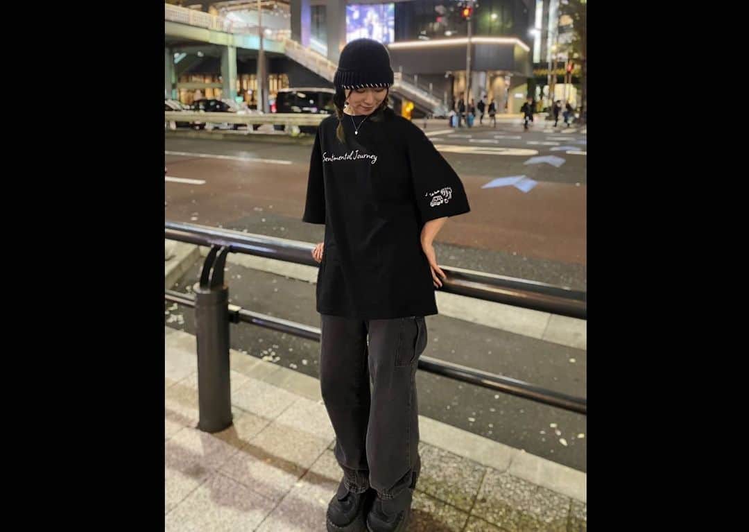 土岐麻子のインスタグラム：「秋ツアーから販売するNEWグッズを公開！ 11月13日（月）から始まるツアー『⼟岐⿇⼦〜Sentimental Journey 2023〜』にて、新しいグッズの販売を開始いたします。  なお、ECサイトでの販売は11月22日（水）18:00から開始となります。  Tシャツの着用写真はXLです（モデル身長:158㎝）。    【新グッズ詳細】  「土岐orひよこ？アイマスク」 価格：¥1,200 商品仕様：サイズ - W200mm×H90mm、素材 - ポリエステル  旅の心強いおとも、アイマスク！リバーシブル仕様で、オモテ面は土岐麻子、ウラ面は土岐麻子が描いたひよこの目元となっています。ひよこの目にうつる、鏡を覗く自身の姿がポイントです。  「手ぬぐい（旅の記憶柄）」 価格：¥1,500 商品仕様：サイズ - W900mm×H340mm、素材 - コットン  "センチメンタルな旅の記憶"をテーマに、土岐麻子が描いたイラストの手ぬぐい。よ〜く探すとサポートメンバーのお二人も隠れているかも！？  「センチメンタル・トラベルポーチ」 価格：¥3,000 商品仕様：サイズ - W220mm×H150mm×D90mm、素材 - ポリエステル・PP  想いにふける旅行には、しがらみも荷物もできるだけ身軽にして出かけたいものです。吊り下げベルト付きのポーチは、アメニティグッズやガジェットの収納に便利。内側のポーチ2個はそれぞれ取り外しも可能です！  「BIG Tシャツ」 価格：¥4,500 商品仕様： Sサイズ 身幅55cm×着丈66cm Mサイズ 身幅58cm×着丈70cm Lサイズ 身幅61cm×着丈74cm XLサイズ 身幅64cm×着丈78cm 素材- コットン100%  ゆったり着用できるビッグシルエットのツアーTシャツ！胸元にはツアータイトル、左袖には土岐麻子の描いたイラストがそれぞれデザインされています。奥行きのあるヤシの木ロードがポイント。 S〜XLの4サイズ展開。」