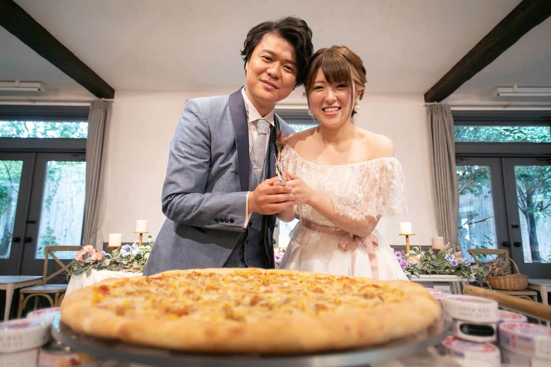 BARN&FOREST148のインスタグラム：「#100年後も語り継がれる結婚式 ・ ・  BIg pizza‼  ブライダルフェアのご予約やお問合せは InstagramのDMでも承っております*  #bigpizza #weddingpizza #ウェディングピザ #ウエディングケーキ #ウエディングケーキデザイン #フルーツケーキ #千葉花嫁 #ナチュラルウエディング #バーンアンドフォレスト148 #148cafe #ガーデンウエディング #barnandforest148 #卒花嫁 #プレ花嫁 #千葉結婚式 #バーンウエディング #barnwedding #weddingcakedesign #ラスティックウエディング #バーンアンドフォレスト #ガーデン挙式 #weddingcake #ケーキ #148花嫁 #流山おおたかの森 #千葉結婚式場 #結婚式場 #weddingcakesideas」