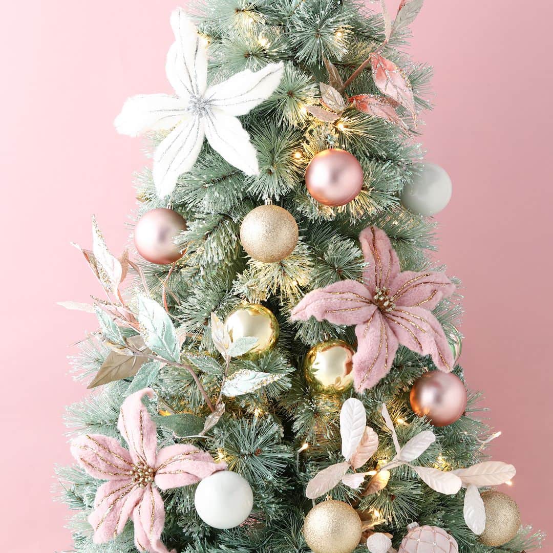 Francfrancさんのインスタグラム写真 - (FrancfrancInstagram)「＼画像をスワイプしてね！💚／ ～おすすめツリーデコレーション🎄～  クリスマスの特別なアートプランツを使って ツリーのアレンジを楽しみませんか💐？  ファーでできたふわふわなお花や パステルカラーにグリッターのきらめきが可愛いリーフなど、夢の世界の植物のような特別なアートプランツ✨  いつものツリーに挿しこむだけで、造花にしか出来ない色味と輝きがツリーをぱっと華やかに彩ります🌟  これまでとは違ったデコレーションを楽しみたい方、 ゴージャスなツリーを飾りたいという方におすすめです！🎄✨  お気に入りのアートプランツを組み合わせて 特別なツリーデコレーションをお楽しみ下さい💚  アートプランツ ファーフラワー　¥1,600（税込） アートプランツ グリッターリーフ　¥1,400（税込） アートプランツ ベルベットリーフ　¥1,400（税込）  #francfranc #フランフラン #francfrancのある生活 #造花 #アートフラワー #クリスマス #クリスマスツリー #ツリー #オーナメント #クリスマス準備 #クリスマスオーナメント #クリスマスデコレーション #クリスマスインテリア」11月9日 21時01分 - francfranc_official