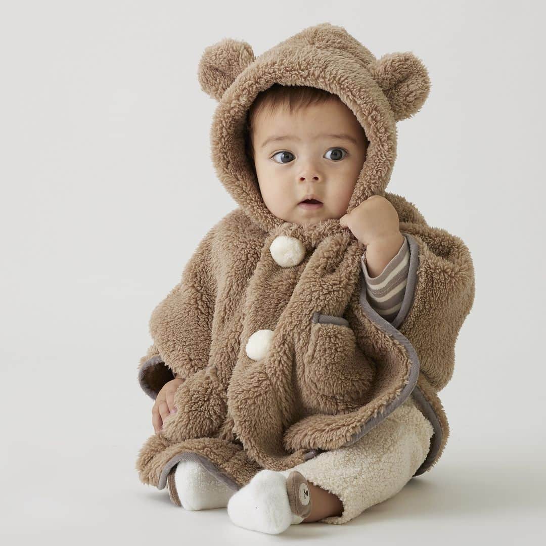 のインスタグラム：「. 　 　 ▶︎ New Item　 　 ベビちゃんおすすめアイテムをご紹介！ 　 毎年大人気のもこもこ くまサロペット。 あたたかなボア素材でシーズンムード たっぷりに仕上げています♪ 　 くま耳風のデザインが可愛らしさを上乗せ。 カジュアルなボーダー柄で着まわしやすい ロンパースもセットなので、 これだけでお出かけコーデが完成します。 　 お手持ちのロンパースと合わせて 着回しを楽しんでください！ 　 　 もこもこくまサロペット 70-80cm 品番：9533558 価格：￥3,960 (税込) 　 アニマルマシュマロビーニー 46-48 品番：9633518 価格：￥2,530 (税込) 　 【抗菌防臭】 2WAYアニマルボアケープ F 品番：9533518 価格：¥3,630(税込) 　 アニマルモチーフカップソックス 9-11.11-13cm 品番：9533558 価格：￥660 (税込)　 　 アソート柄ロンパース 70-80cm 品番：9534508 価格：￥2,530 (税込) 　 　 着用モデル baby：身長63㎝ / 着用70㎝ 　 　 　 　 〈ご注意〉 ※写真はサンプルで撮影しています。色・デザインが多少が異なる場合がございます。 ※入荷、在庫状況は店舗によって異なる場合がございます。ご利用の店舗までご確認ください。 ※ナルミヤオンラインでは入荷次第順次発売となります。 入荷、在庫状況について詳しくはナルミヤオンラインまでご確認ください。 ※instagram利用規約に基づき、投稿のコメントを削除させていただく場合がございます。 @narumiyaonline_official 　 #petitmain #プティマイン #プティキッズ #プティの新作 #ナルミヤオンライン #narumiyaonline  #むすめふく #むすこーで #女の子コーデ #女の子ママ #男の子コーデ #男の子ママ #おうち時間 #子供のいる暮らし #こどもと暮らす #子育てグラム #instafashion #kidscode #キッズコーデ #キッズファッション #キッズモデル #子供服 #子供服通販 #幼稚園準備 #リンクコーデ #お揃いコーデ #おでかけコーデ #おでかけグッズ #プティコーデ」