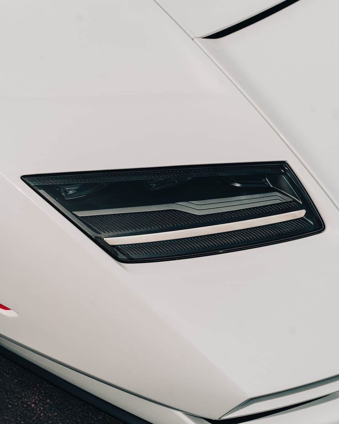 ランボルギーニさんのインスタグラム写真 - (ランボルギーニInstagram)「Where the original Countach marked the beginning, the LPI 800-4 writes the latest chapter. From aesthetics to aerodynamics, experience the future in its most breathtaking form.   Captured for @lambophilly by @alexthespangler   #Lamborghini #Countach #FutureIsOurLegacy __ Countach LPI 800-4: fuel consumption combined: 19,5 l/100km (WLTP); CO2-emissions combined: 440 g/km (WLTP)」11月9日 20時54分 - lamborghini