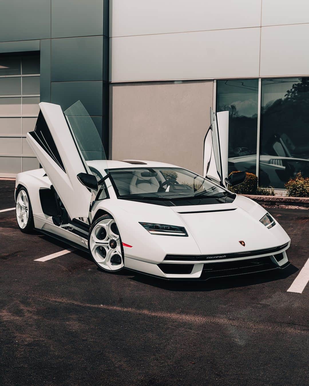 のインスタグラム：「Where the original Countach marked the beginning, the LPI 800-4 writes the latest chapter. From aesthetics to aerodynamics, experience the future in its most breathtaking form.   Captured for @lambophilly by @alexthespangler   #Lamborghini #Countach #FutureIsOurLegacy __ Countach LPI 800-4: fuel consumption combined: 19,5 l/100km (WLTP); CO2-emissions combined: 440 g/km (WLTP)」