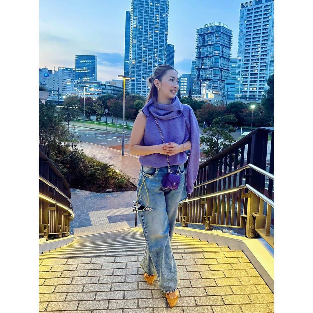 栗原佐知子のインスタグラム：「✴︎ お袖がいろいろアレンジできて… . Live参戦に最適だったニット💜💜💜笑 . . #outfit #fashion #ootd #coordinate #instafashion #bowte #maisonmargiela #manoloblahnik #chanel #コーディネート #コーデ #今日のコーデ #ファッション #秋コーデ」