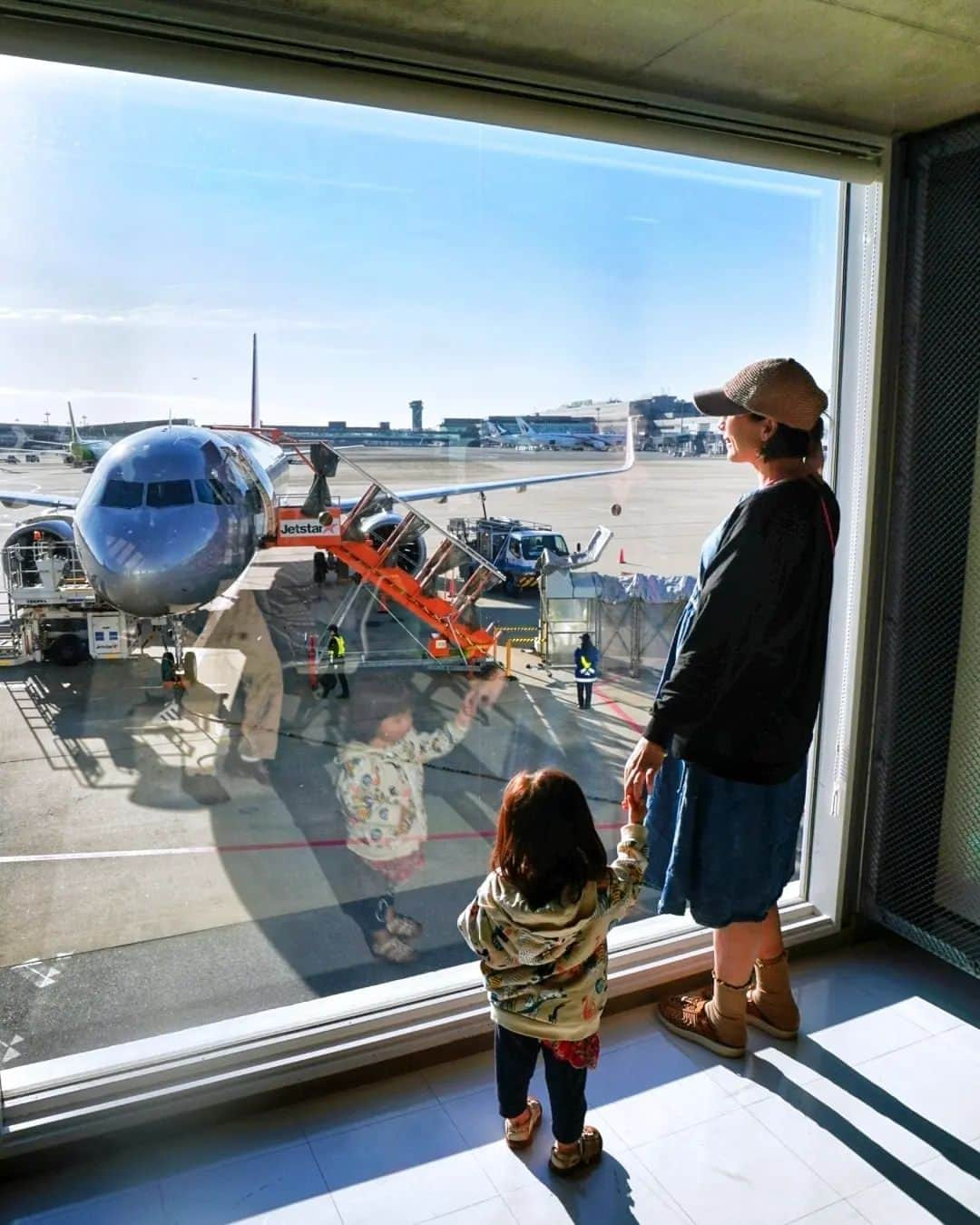 芳美リンのインスタグラム：「#Jetstarで沖縄　✈🌊  ラナちゃん、3回目の飛行機旅✈ 今のところ、オールJetstar利用✨  車旅が多いので、子連れ飛行機の経験値は少なめですが、 乗り物が平気な子なので、今回も問題なくクリア！  一つ心配だったのが、膝に乗せて子ども専用シートベルトをつけるのですが、もうだいぶお腹大きいので、ママ指名だと困るなあとハラハラしましたが、パパのお膝で大人しくしていて、離陸と同時に眠りにつきました。  機内ではすやすや。 基本、車でも飛行機でも移動中はすぐ寝ます。  ジェットスターのアプリがリニューアルしたので、 予約～搭乗までアプリで完結📱 もちろん、オンラインチェックイン可、モバイル搭乗券発行👏  Club Jetstar会員になると、 かなりお得にチケットが買えます♪  前回入会した時に悩んだのですが、 一回の購入で年会費カバーできるくらいの割引率なので、悩むことなく入会♪今回も更新しました✨（割引金額はフライトや人数にもよると思いますが☺）  移動費はかしこくお安く♪ 現地で予算たくさん使いたい！という方向けです✨  #jetstar#jetstarアンバサダー #子連れ旅#マタ旅#旅育 #成田空港#TravelToddler #トラベルトドラー#妊娠7ヶ月 #旅好きな人と繋がりたい」