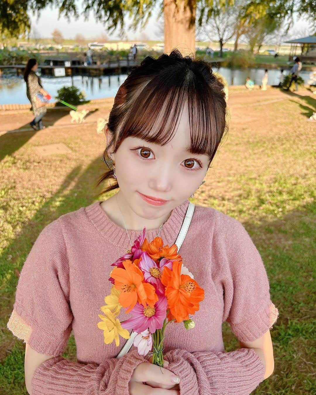 小日向夏実さんのインスタグラム写真 - (小日向夏実Instagram)「🌼💘  がっつりカラコン久しぶりにしたら目が大きかった！！！  あと最近ホワイトニング頑張ってるんだ〜！🫠  #コスモス #秋 #秋コーデ #低身長コーデ #ootd #花束 #japanesegirl #followｍe #いいね返し」11月9日 20時56分 - _butamenchan_