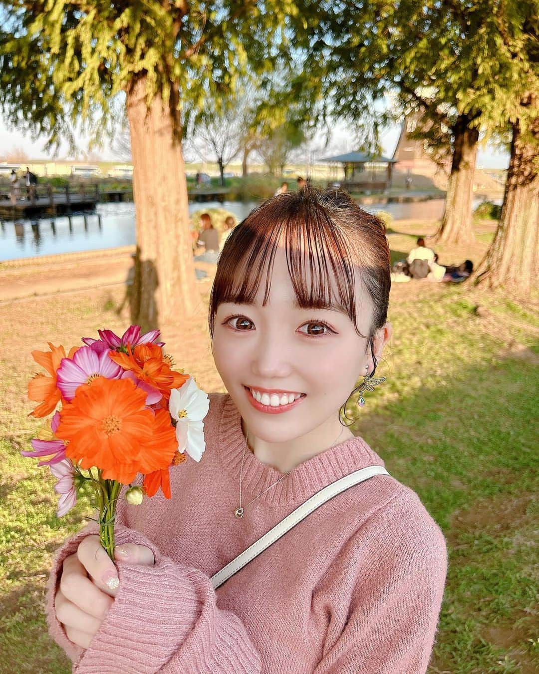 小日向夏実さんのインスタグラム写真 - (小日向夏実Instagram)「🌼💘  がっつりカラコン久しぶりにしたら目が大きかった！！！  あと最近ホワイトニング頑張ってるんだ〜！🫠  #コスモス #秋 #秋コーデ #低身長コーデ #ootd #花束 #japanesegirl #followｍe #いいね返し」11月9日 20時56分 - _butamenchan_