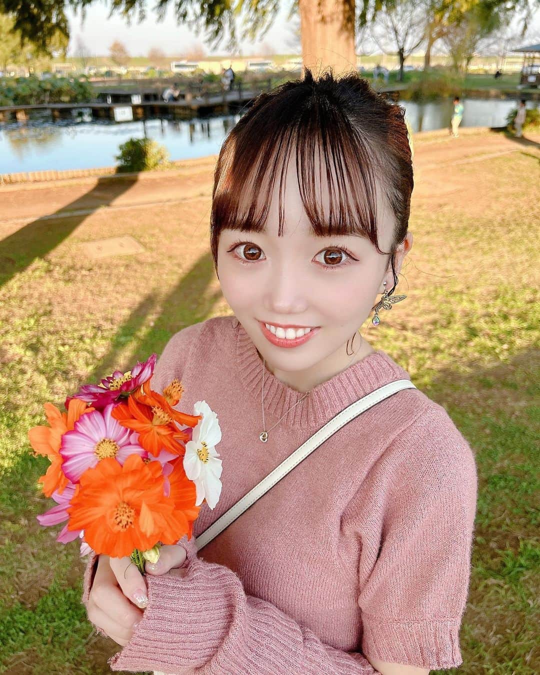 小日向夏実さんのインスタグラム写真 - (小日向夏実Instagram)「🌼💘  がっつりカラコン久しぶりにしたら目が大きかった！！！  あと最近ホワイトニング頑張ってるんだ〜！🫠  #コスモス #秋 #秋コーデ #低身長コーデ #ootd #花束 #japanesegirl #followｍe #いいね返し」11月9日 20時56分 - _butamenchan_