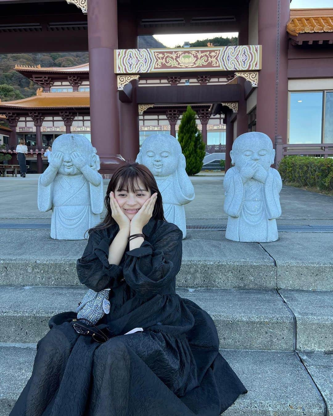 田中優衣さんのインスタグラム写真 - (田中優衣Instagram)「伊香保神社まで階段365段登って その後行ったお寺もまさかの お寺にたどり着くためには365段の階段🥶 流石に無理だと100段くらいのところまで車で行っちゃった🙏 とっても眺めのいい景色でした。  運転用のサンダル履いてたら むくんで靴が入らなくなったので 足元は涼しいかんじ。笑」11月9日 20時58分 - heisei_8nen