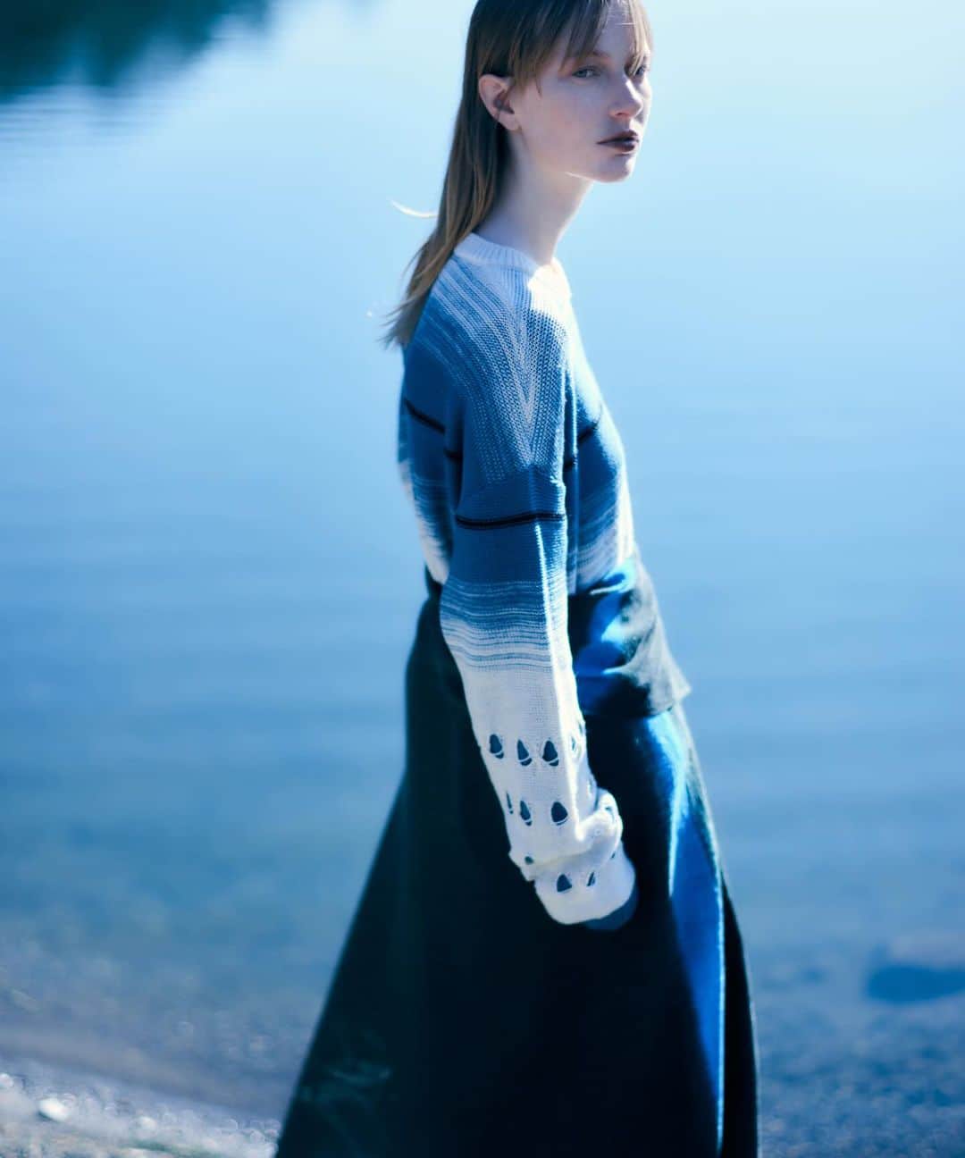 メアグラーティアのインスタグラム：「FW23 meagratia  knit P/O  繊細な編み地が特徴のニットプルオーバー。水面の境目をイメージしたラインから上が一重、下が二重になっています。袖口や裾をめくり上げることができ、さまざまな着こなしを楽しんでいただけます。  material  Acrylic 60% Wool 40%  #meagratia #fw23」