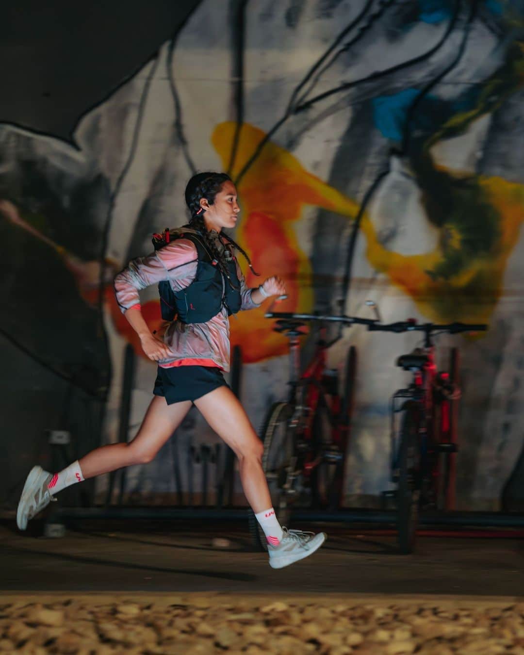 Suuntoのインスタグラム：「Add visibility to your nighttime runs and rides. ⁣ ⁣ Suunto Wing features red LED lights on the side of the headphones, allowing you to be more visible when you are exercising in darker conditions. ⁣ ⁣ #SuuntoWing⁣ #Suunto #AdventureStartsHere」
