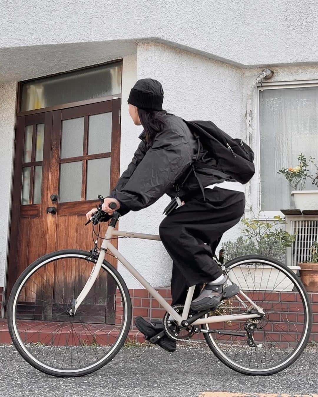 さいとうなるのインスタグラム：「🚲  black styling  今日は真っ黒のスタイルの気分☕️ 気温は高いけど空気が冷たかったので LLBeanのナイロンプルオーバーが 丁度良い日でした🌛  tops... @llbean  pants... @somom_and_co  bag... @champion_japan  hat... @neat_tokyo  shoes... @oao_footwear  . . .  #ootd#日々#シンプル#シンプルコーデ#メンズライク #秋コーデ#冬コーデ#サムオム#somomandco#サムオムアンドコー#シティーポップ#シティボーイ #シティポップ#ストリートシック#ストリートコーデ #ストリート#アウトドアファッション#popey#ポパイ#cityboy#citystyle#トラッドコーデ#fudge#ファッジ#cluel#クルーエル#ビーニー#ニット帽#llbean#サーカスパンツ」