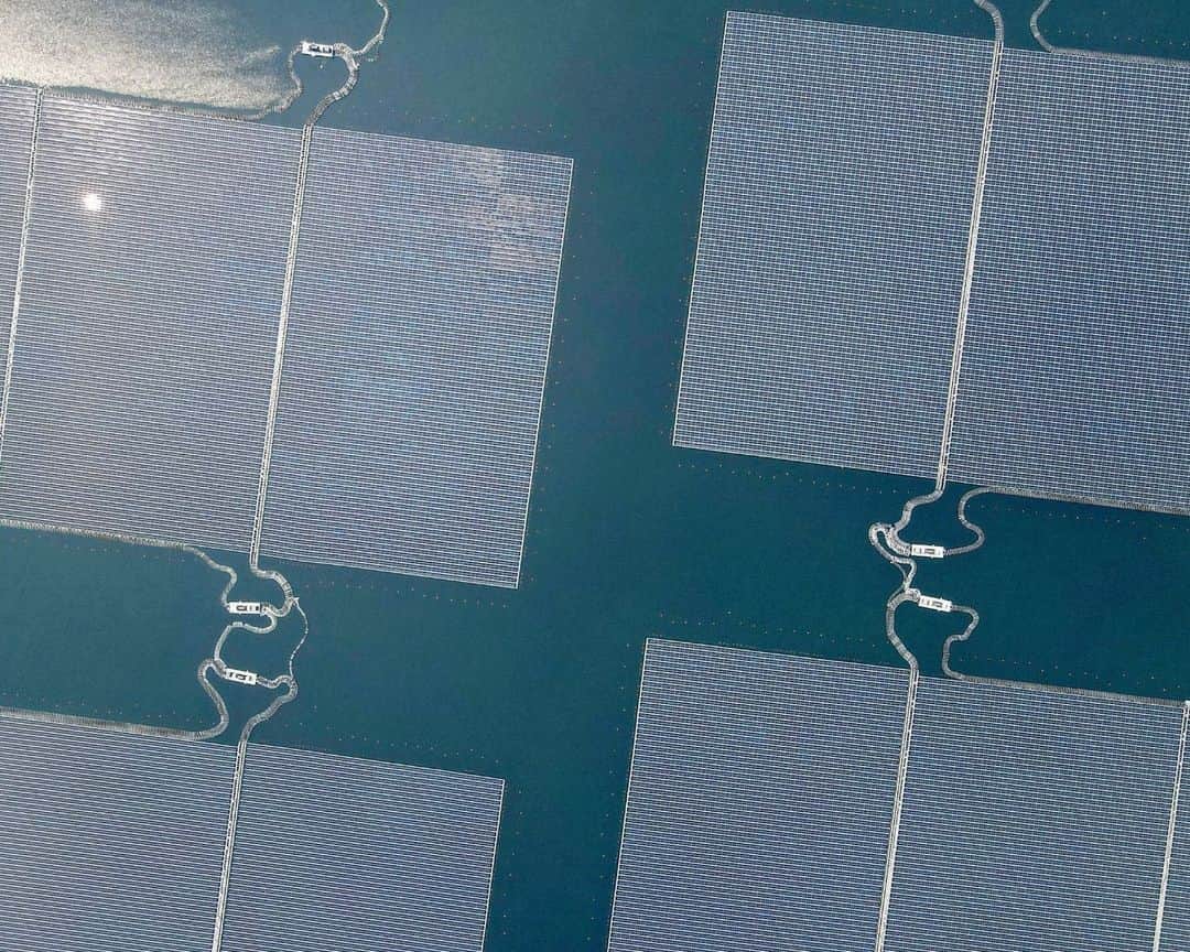 AFP通信のインスタグラム：「Indonesia inaugurates Southeast Asia's largest floating solar farm⁣ ⁣ Indonesia inaugurated a $100 million floating solar farm, the largest in Southeast Asia, as it seeks more opportunities to transition to green, renewable energy.⁣ The Cirata floating solar farm, which is expected to generate enough electricity to power 50,000 households, is built on a 200-hectare (500-acre) reservoir in West Java, about 130 kilometres (80 miles) from the capital, Jakarta.⁣ The project, a collaboration between Indonesia's national electricity company Perusahaan Listrik Negara (PLN) and the Abu Dhabi-based renewable energy company Masdar, took three years to complete and cost roughly $100 million.⁣ ⁣ 📷 @bayismoyo #AFPPhoto」