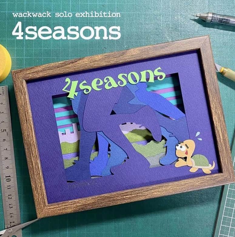 のインスタグラム：「【展覧会のお知らせ】wackwack Exhibition『4seasons』  2号館 1階 ギャラリースペース 2023年11月13日(月) - 11月30日(木)  ━━━━━━━━━━━━━━━━━━━━━━━  アメリカンコミックのようなファニーな雰囲気がありながらも、どこか毒を感じさせる"POISON POP"なスタイルを切り絵で表現するデザイナー兼アーティストwackwack。 クラブや音楽、普段のストリート遊びで得た感覚を作品に多く取り入れています。  1年前、体調を管理する目的でジョギングを始め、毎日の日課にすることに。 自然を感じ、四季折々の植物や動物に触れることによって、今まで夜中心の生活で気づくことのなかった、日本の春夏秋冬の良さを知ることになります。 今回の展示では、ジョギングで出会った動物や自然、新しい生活スタイルをモチーフに作品を制作。 日本の四季を、独自の捻くれた感覚や毒のある愛らしいテイストで表現しています。  また、ストリートカルチャーを主軸とし、日本古来の伝統・風土・原風景に日々影響を受け、表現し続けるアーティストSOLID BLACKLINEとのコラボレーション作品も展示。 人気のデザインの新作ロングスリーブTシャツやポスター、ブランケットのグッズも販売もいたします。（ブランケットは数量限定の受注販売になります。）  ━━━━━━━━━━━━━━━━━━━━━━━  【プロフィール】 wackwack 2009年より活動開始。 2018 年より現在の代表的なスタイルとなった切り絵アートの制作を中心に、様々な企業やアーティストのマーチャンダイズを手掛ける。HIPHOPをはじめとするストリートカルチャーへの愛情が注ぎ込まれた作品にはファンも多い。」