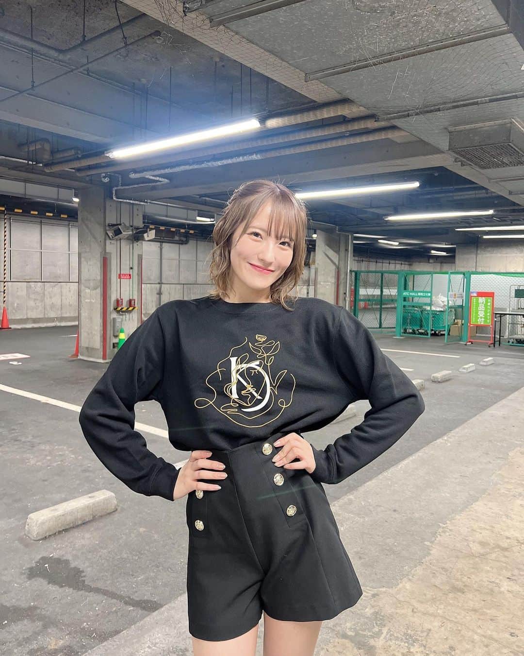 小嶋花梨のインスタグラム：「#Rinnu 🏷 ⁡ ⁡ ▫️初アパレルプロデュース 【Rinnu】 明日11/10日まで再販売受付中✨️ ⁡ ⁡ ・グラフィックショートスウェット (beige ・ black) ⁡ シルエットが綺麗めなスウェット👚 ⁡ ショートパンツはもちろん、ロングスカート ミニスカート何にでも合わせられる万能スウェットです!! ⁡ ⁡ #秋コーデ #冬コーデ #ショート丈 #スウェット #トレーナー #ショートパンツ  #ブラックコーデ  #ショートカット #ショートカット女子」