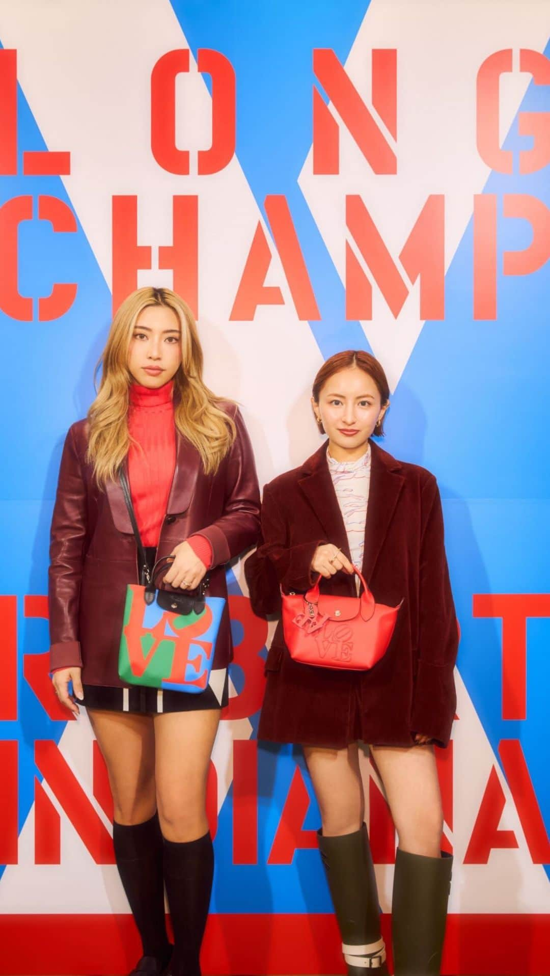 Julia Castroのインスタグラム：「Let’s spread love !! ❤️  2人で一緒にLOVEをテーマにしたLONGCHAMP x ROBERT INDIANA のPartyへ遊びに行ってきたよ🥂 可愛い店内に、可愛いアイテムを身につけてテンションが上がってしまった🤫🩶 カラー使いの可愛いLOVEコレクション、皆んなもぜひチェックしてみてね❤️  #LongchampXRobertIndiana #LongchampLOVE #LongchampSS24  #ロンシャン #ad   © Morgan Art Foundation, LLC. Licensed by Artestar, New York.」