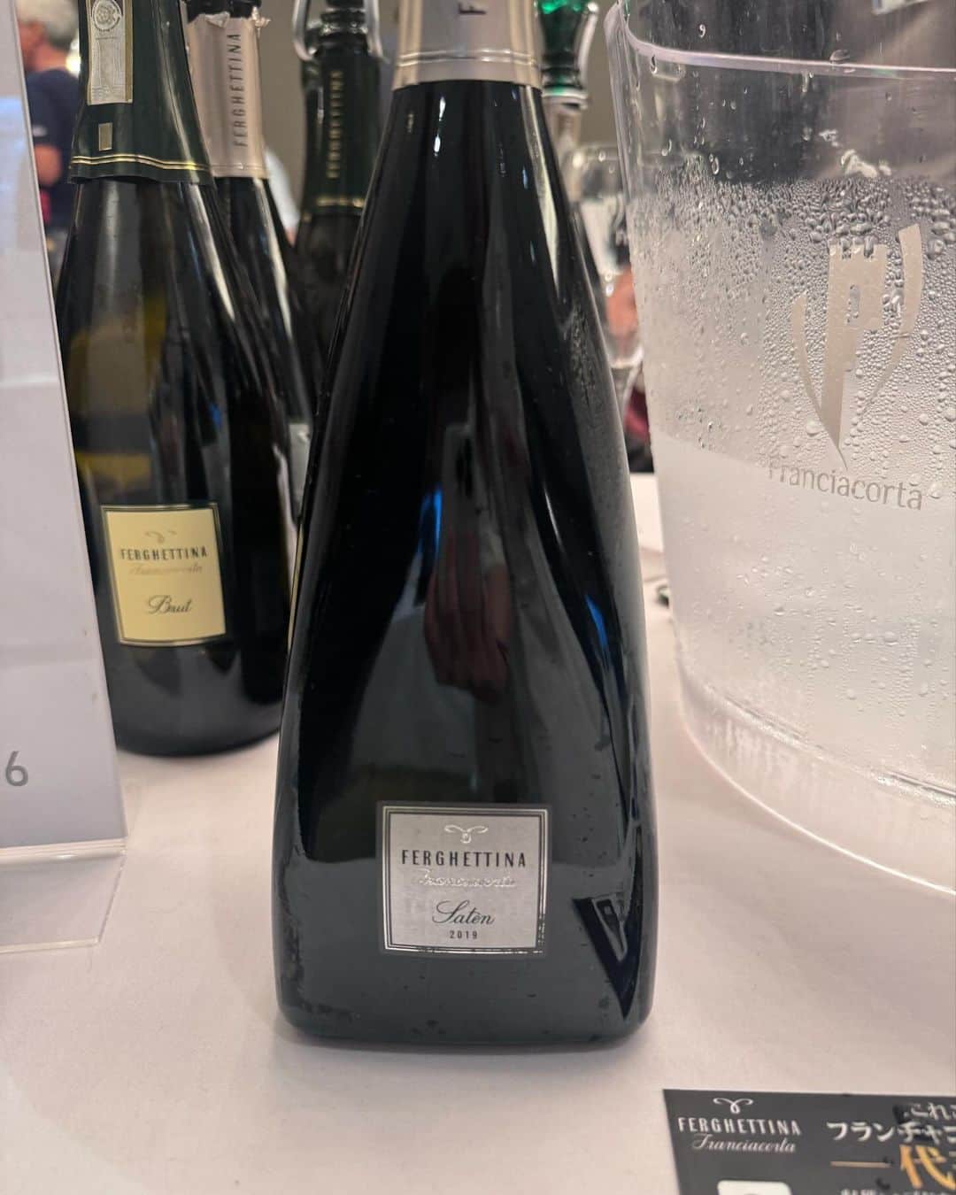 千代田唯さんのインスタグラム写真 - (千代田唯Instagram)「フランチャコルタ試飲のイベントへ今年も行ってきました〜✨  フランチャコルタとは？👂 イタリアのロンバルディア州で伝統的方式（瓶内ニ次発酵）により造られるスパークリングワインのこと🍾 イタリアのシャンパーニュとも呼ばれ、きめ細かい泡と暖かいところで育ったぶどうの果実味が豊かなことが特徴の 高品質なワインです✨ 可愛い瓶が多くて、私はプレゼントにフランチャコルタを良く選びます🎁💕  生産者さんやインポーターさんとお話しができて、ワインはそれぞれ個性が違っていて、たくさん勉強させて頂きました✨ 今年のミスワインにも会えて良かった☺️❤️  いつか現地でフランチャコルタを全力で飲みたいな🥰🇮🇹 @franciacorta  #フランチャコルタ#franciacorta #franciacortajapan #wine#sparkringwine  #ミスワイン#ワイン講師#神主#ワイン好きな人と繋がりたい」11月9日 21時02分 - chiyodayui0920