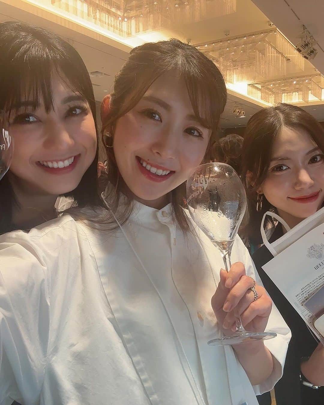 千代田唯さんのインスタグラム写真 - (千代田唯Instagram)「フランチャコルタ試飲のイベントへ今年も行ってきました〜✨  フランチャコルタとは？👂 イタリアのロンバルディア州で伝統的方式（瓶内ニ次発酵）により造られるスパークリングワインのこと🍾 イタリアのシャンパーニュとも呼ばれ、きめ細かい泡と暖かいところで育ったぶどうの果実味が豊かなことが特徴の 高品質なワインです✨ 可愛い瓶が多くて、私はプレゼントにフランチャコルタを良く選びます🎁💕  生産者さんやインポーターさんとお話しができて、ワインはそれぞれ個性が違っていて、たくさん勉強させて頂きました✨ 今年のミスワインにも会えて良かった☺️❤️  いつか現地でフランチャコルタを全力で飲みたいな🥰🇮🇹 @franciacorta  #フランチャコルタ#franciacorta #franciacortajapan #wine#sparkringwine  #ミスワイン#ワイン講師#神主#ワイン好きな人と繋がりたい」11月9日 21時02分 - chiyodayui0920