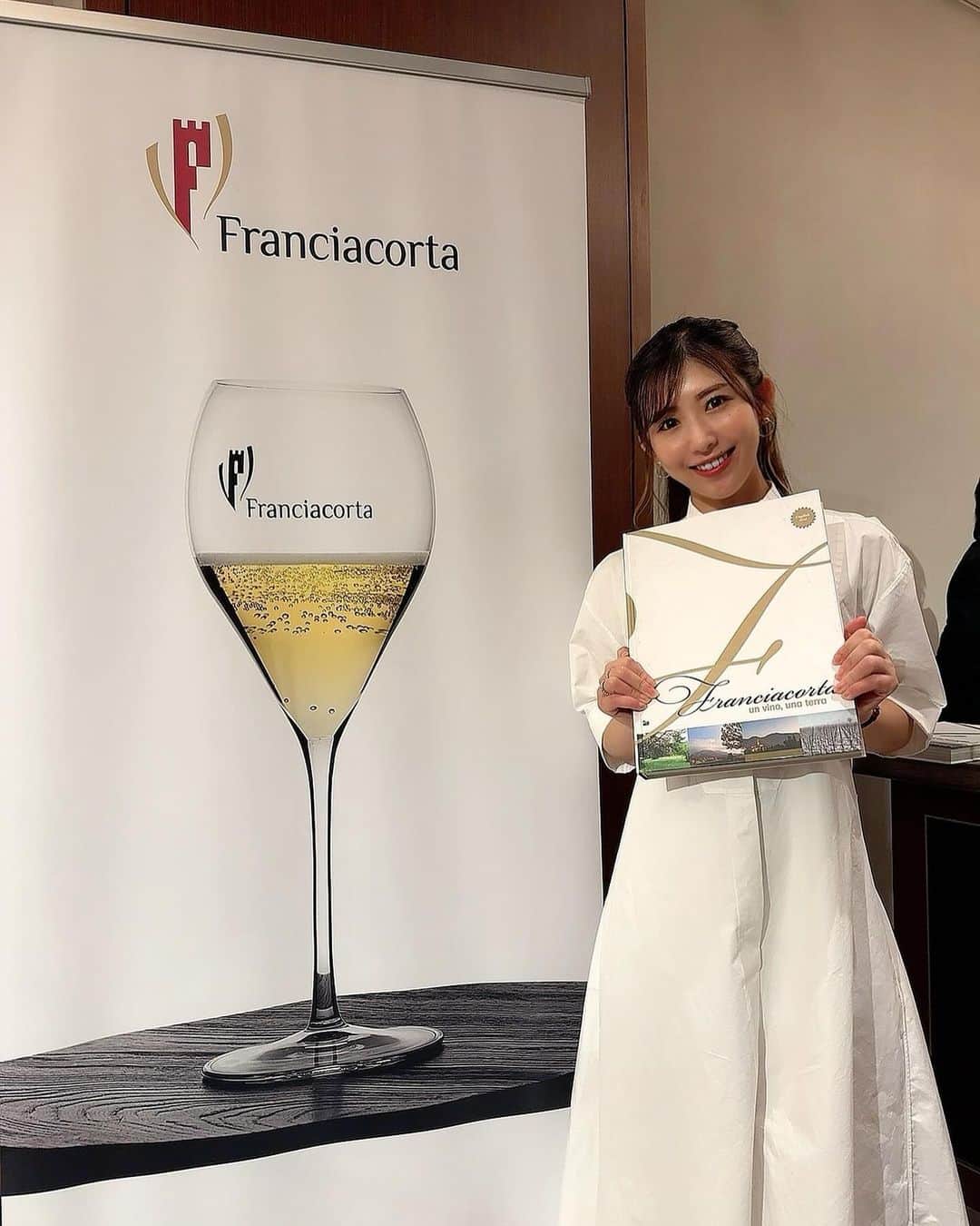 千代田唯さんのインスタグラム写真 - (千代田唯Instagram)「フランチャコルタ試飲のイベントへ今年も行ってきました〜✨  フランチャコルタとは？👂 イタリアのロンバルディア州で伝統的方式（瓶内ニ次発酵）により造られるスパークリングワインのこと🍾 イタリアのシャンパーニュとも呼ばれ、きめ細かい泡と暖かいところで育ったぶどうの果実味が豊かなことが特徴の 高品質なワインです✨ 可愛い瓶が多くて、私はプレゼントにフランチャコルタを良く選びます🎁💕  生産者さんやインポーターさんとお話しができて、ワインはそれぞれ個性が違っていて、たくさん勉強させて頂きました✨ 今年のミスワインにも会えて良かった☺️❤️  いつか現地でフランチャコルタを全力で飲みたいな🥰🇮🇹 @franciacorta  #フランチャコルタ#franciacorta #franciacortajapan #wine#sparkringwine  #ミスワイン#ワイン講師#神主#ワイン好きな人と繋がりたい」11月9日 21時02分 - chiyodayui0920