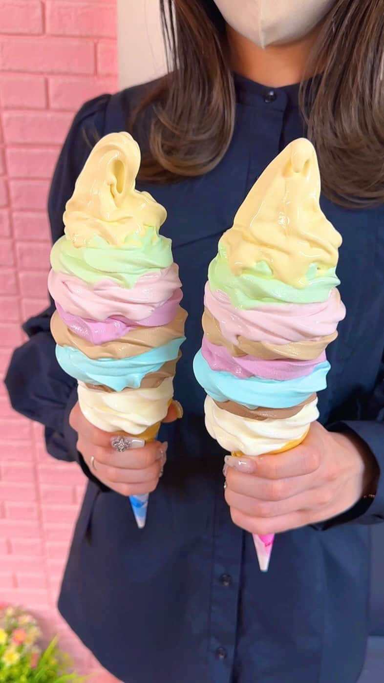 ゆうとグルメのインスタグラム：「🍦日本一大きい8段ソフトクリーム🍦 ㅤㅤㅤㅤㅤㅤㅤㅤㅤㅤㅤㅤㅤ 中野にあるデイリーチコさんの 「全部のせ特大ソフトクリーム」900円 ㅤㅤㅤㅤㅤㅤㅤㅤㅤㅤㅤㅤㅤ 中野駅から徒歩6分ほどのところにあるデイリーチコさんは、創業50年以上の老舗のソフトクリーム屋さん！ ㅤㅤㅤㅤㅤㅤㅤㅤㅤㅤㅤㅤㅤ 今回は名物の特大ソフトを注文🍦🍓 ㅤㅤㅤㅤㅤㅤㅤㅤㅤㅤㅤㅤㅤ これはお店にある8種のフレーバー(バニラ･チョコ･苺･カフェオレ･ぶどう･ピスタチオ･カボチャ･ラムネ)を全て重ねて盛りつけてくれるインパクト抜群のソフトクリーム！ ㅤㅤㅤㅤㅤㅤㅤㅤㅤㅤㅤㅤㅤ ひとつひとつのフレーバーがカラフルなだけじゃなくしっかり味がついていておいしいのでボリュームはかなりあるけど意外とぺろっと食べれちゃいました🤤🤤 ㅤㅤㅤㅤㅤㅤㅤㅤㅤㅤㅤㅤㅤ 店員さんが素早く器用にソフトクリームを絞っていく様子を目の前で見せてもらえるのも嬉しいポイント！ ㅤㅤㅤㅤㅤㅤㅤㅤㅤㅤㅤㅤㅤ 好きなフレーバーを2〜4種類選べる小サイズと中サイズのソフトもあるのでこんなに大きいのが食べれないって人も安心して食べに行ってみてほしい！！ ㅤㅤㅤㅤㅤㅤㅤㅤㅤㅤㅤㅤㅤ 個人的にはチョコ、ピスタチオ、カボチャがおいしかったから迷ったときはこの3つをぜひ選んでみて🍫🎃  おすすめ！！ ㅤㅤㅤㅤㅤㅤㅤㅤㅤㅤ —————————————— 📍東京都中野区中野5-52-15 中野ブロードウェイ B1F ⏰10:00〜20:30 🛌不定休 🚃中野駅から徒歩6分 —————————————— #東京グルメ #東京カフェ #中野グルメ #中野カフェ #デイリーチコ #ソフトクリーム #tokyo #japan   #東京観光 #東京旅行 #東京 #中野 #中野ブロードウェイ #新宿グルメ #新宿ランチ  #カフェ巡り #カフェ好きな人と繋がりたい #ごはん記録 #japantravel #japantrip #instafood #japanesefood #icecream」