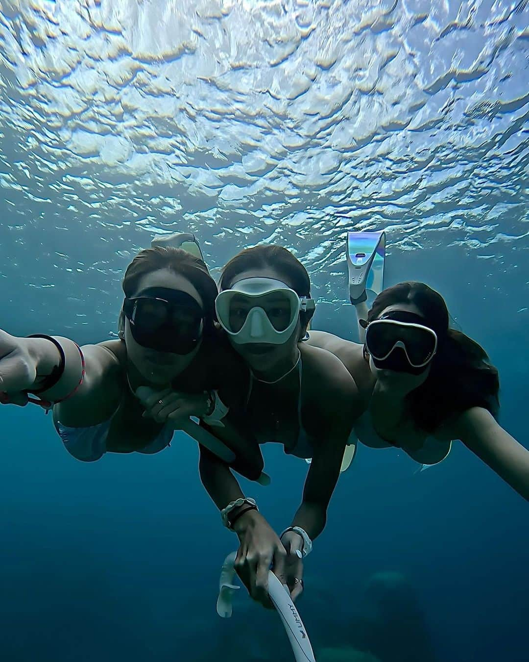 山崎みどりさんのインスタグラム写真 - (山崎みどりInstagram)「skin diving🧜🏽‍♀️🧜🏽‍♀️🧜🏽‍♀️🧜🏽‍♀️ 🏝️宮古島　 Miyako island  今年買った @ummy_freediving の Whiteのシュノーケルがスタイリッシュで潜りやすくてお気に入り🤍 　 ──────────────────────────  #🪸#divinglife #divingphoto #divingtrip#無人島#海遊び#スキンダイビング#skindiving #longfin #skindiver  #ビキニ #ブラジリアンビキニ #bikini #水着　#ビキニ女子 #sealovers #水着女子」11月9日 21時03分 - midori_yamasaki_