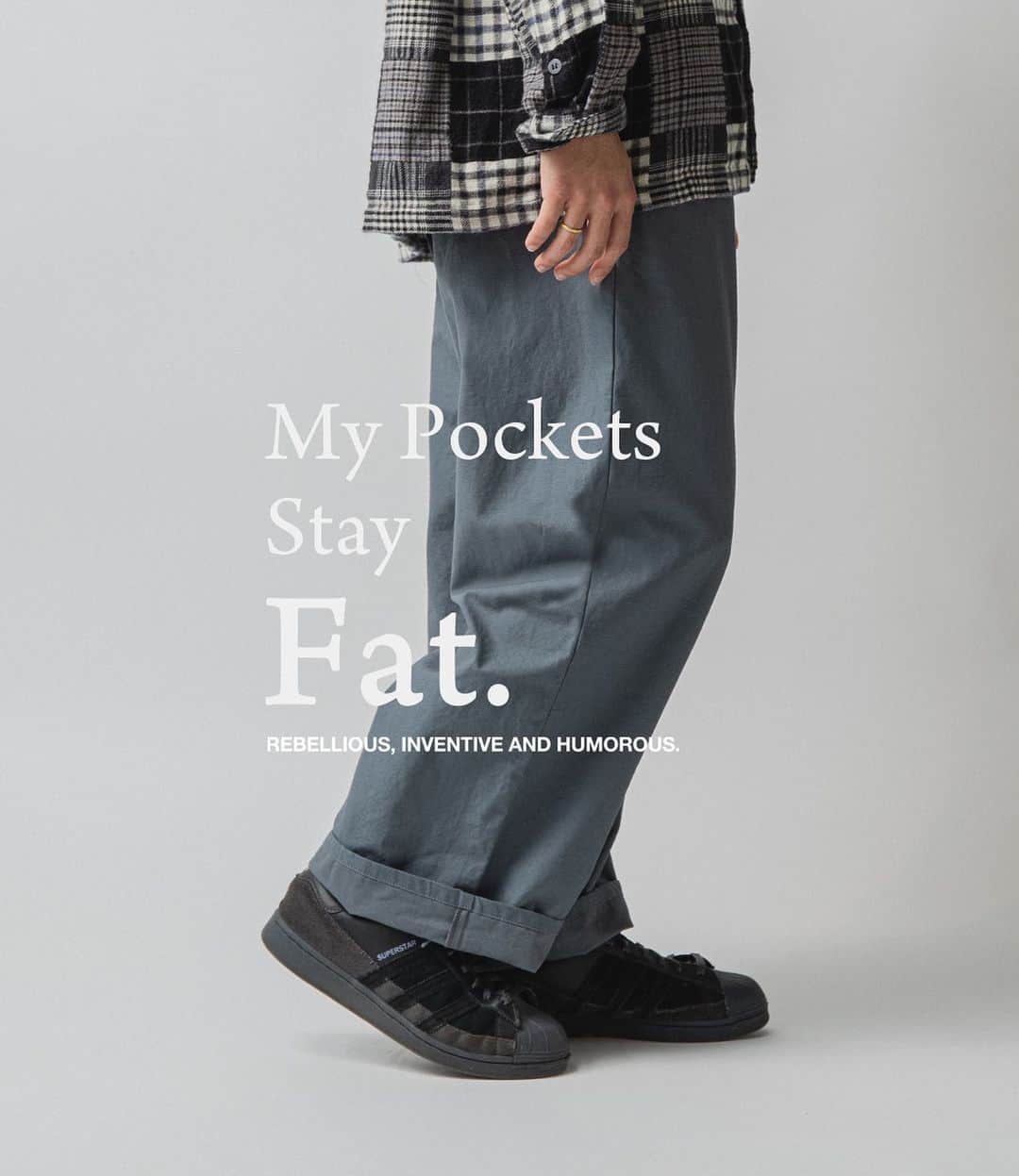 のインスタグラム：「「My Pockets Stay Fat」 名曲のリリックをサンプリングしたワンフレーズをポケット部分に直刺繍。 さりげないアクセントが気分を盛り上げます。 ワタリを広げたゆったりリラックス感のあるシルエットとなっております。  #applebum #pocketsstayfat」