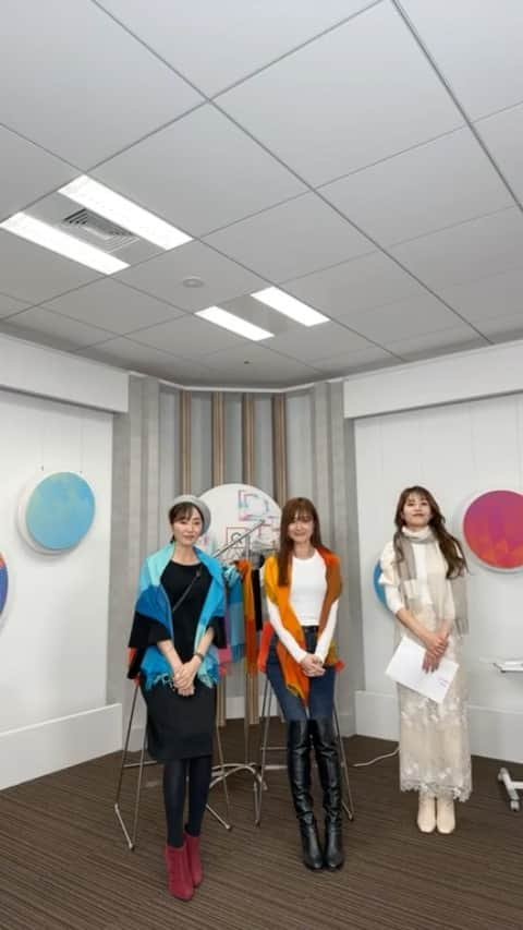 織香のインスタグラム：「QVCインスタライブありがとうございました🩷💙🖤🤍🧡  @qvc_nishikawa  @shihohara  西川さん、志保ちゃん スタッフの皆様ありがとうございました🥹✨✨  とっても楽しいライブで 沢山ウォーキングしました👬💕☺️  IMコレクション 洗えるカシミア100%マフラー🧣  11/13 月0時スタート❣️ 驚きの価格です😆❣️❣️❣️  11/13 月　QVCにて生放送 0時/8時/11時/17時/22時 ➕20時mixショー出演予定  こだわりのブロック柄⭐︎全5色  🤍ナチュラル（無染色カラー） 🧡マリーゴールド 💙ターコイズ 🖤ブラック 🩷ラズベリー  30×176㎝（フリンジ8㎝×2含む） 110g  伝統製法であるアザミの実で波起毛をかけています✨  メーカーは今年創業100周年🌟老舗のインターモード川辺！ 百貨店クオリティなのでプレゼントにもオススメです💖  #QVC #TSV #カシミア100% #おうちで洗える❣️ #マフラー #波起毛 #メーカー川辺株式会社 #インターモードコレクション #優勝#大勝利 #アラフィフコーデ #アラフィコーデ」