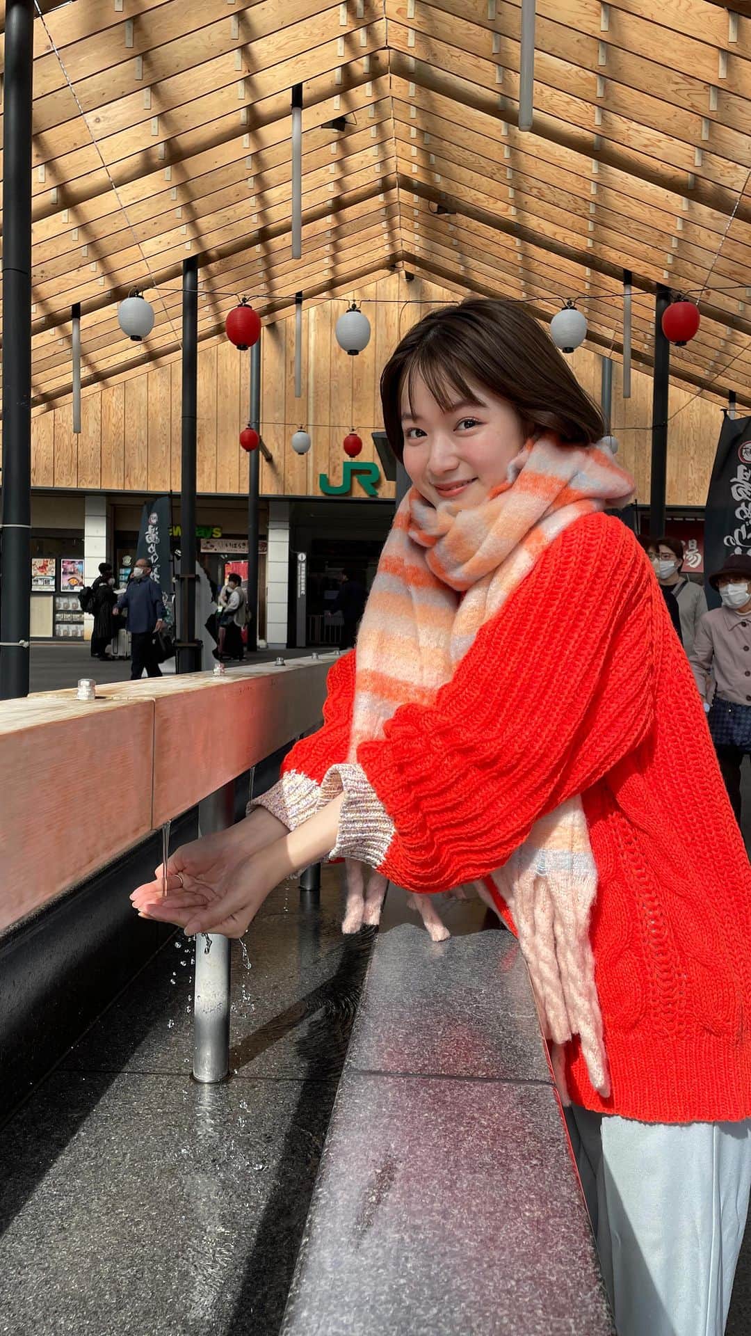 いしだちひろのインスタグラム：「弾丸湯河原小旅行♨️  温泉最高だった〜☺️ ひたすらに癒されました。笑  湯河原駅前には手湯があって、 手を洗ってみました😎  寒かったのでマフラーにミトンにニットで。 オレンジブルーコーデ🍊🫐 @unitage_official  のアイテムたち🫶  パンツは、 @1f_clothing ♡  とても好きな組み合わせ。」