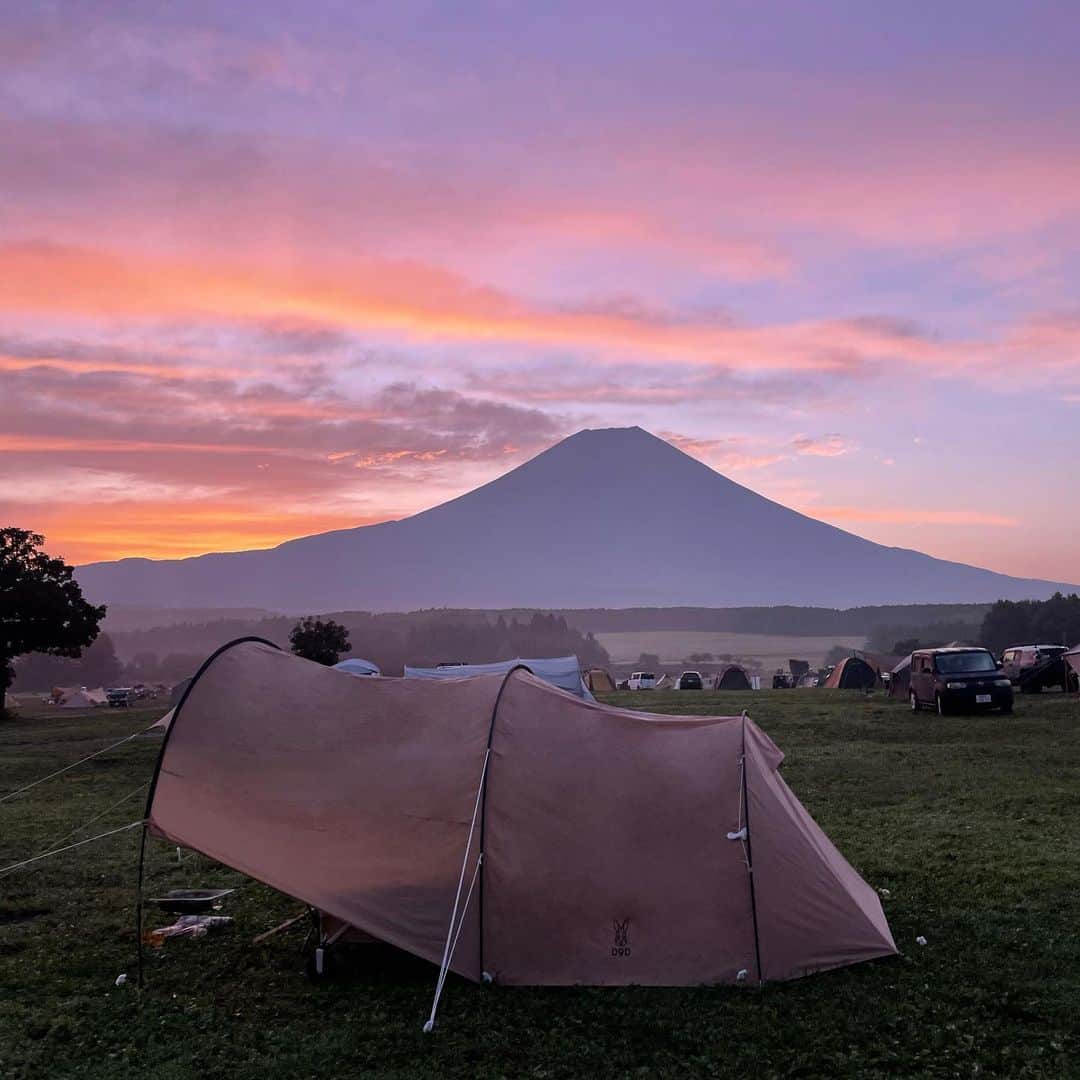 KANAKAのインスタグラム：「1日目お天気悪くて、明日は富士山見えるかな〜って寝て  2日目の朝、アラームで起きてぼーっとしてたら 近くのテントの男の子の富士山だ〜！ の声で目が覚めてテント出たらこの景色🗻 綺麗すぎて感動した😭　  本当に圧巻だった綺麗だった😭  #fumotouhou #キャンプ #キャンプ飯 #キャンプ場 #キャンプギア #キャンプ道具 #camp #ふもとっぱら #ふもとっぱらキャンプ場 #富士山キャンプ #dod #ディーオーディー #テント #かまぼこテント #夏休み #朝焼け #朝焼けの空 #朝 #富士山 #富士山キャンプ」